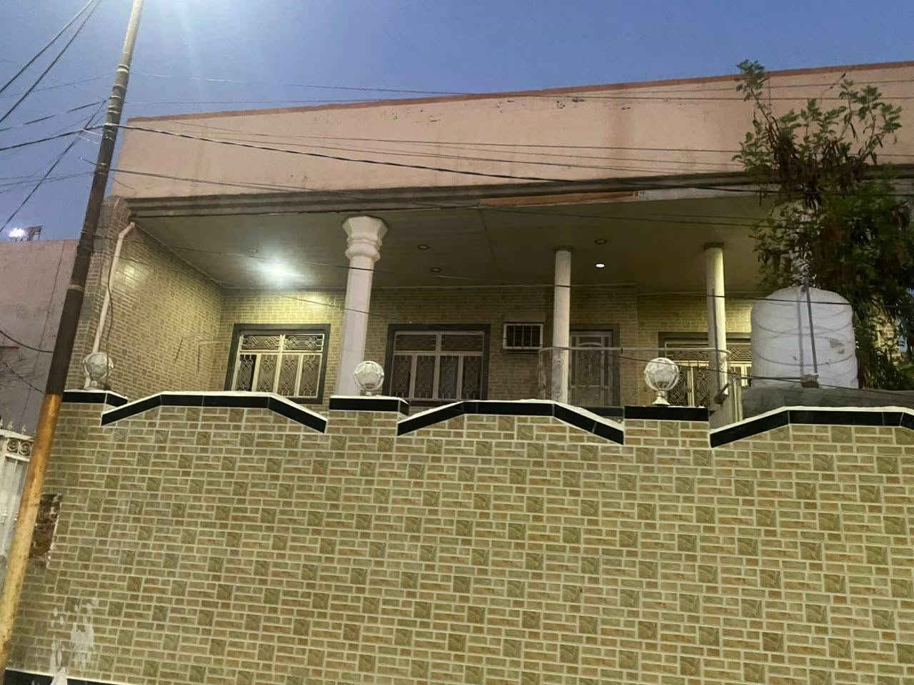 دار للايجار الموقع حي المرتضى المساحه 316متر طابقين 6غرف نوم هول صاله مطبخ مجمع صحيات عدد 2 حديقه كراج سياره للاستفسار مكتب النبل للعقار والبناء والهندسه *********** واتساب *********** واتساب
