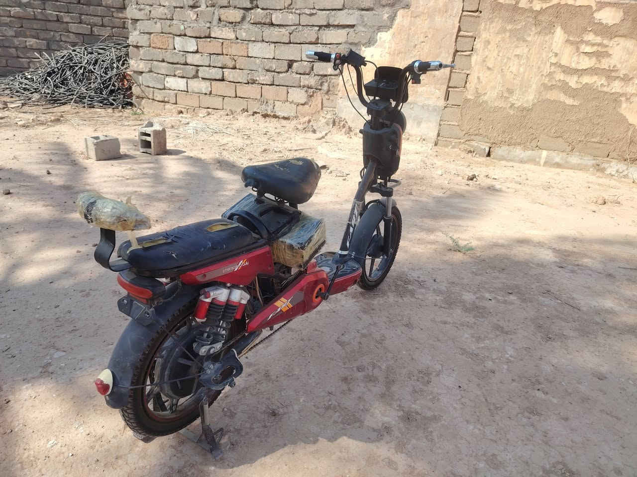 دراجة شحن بطاريات جدد نقص تاير خلفي بس كلشي شغال عل فحص السعر 250  مكان المقدادية ***********
