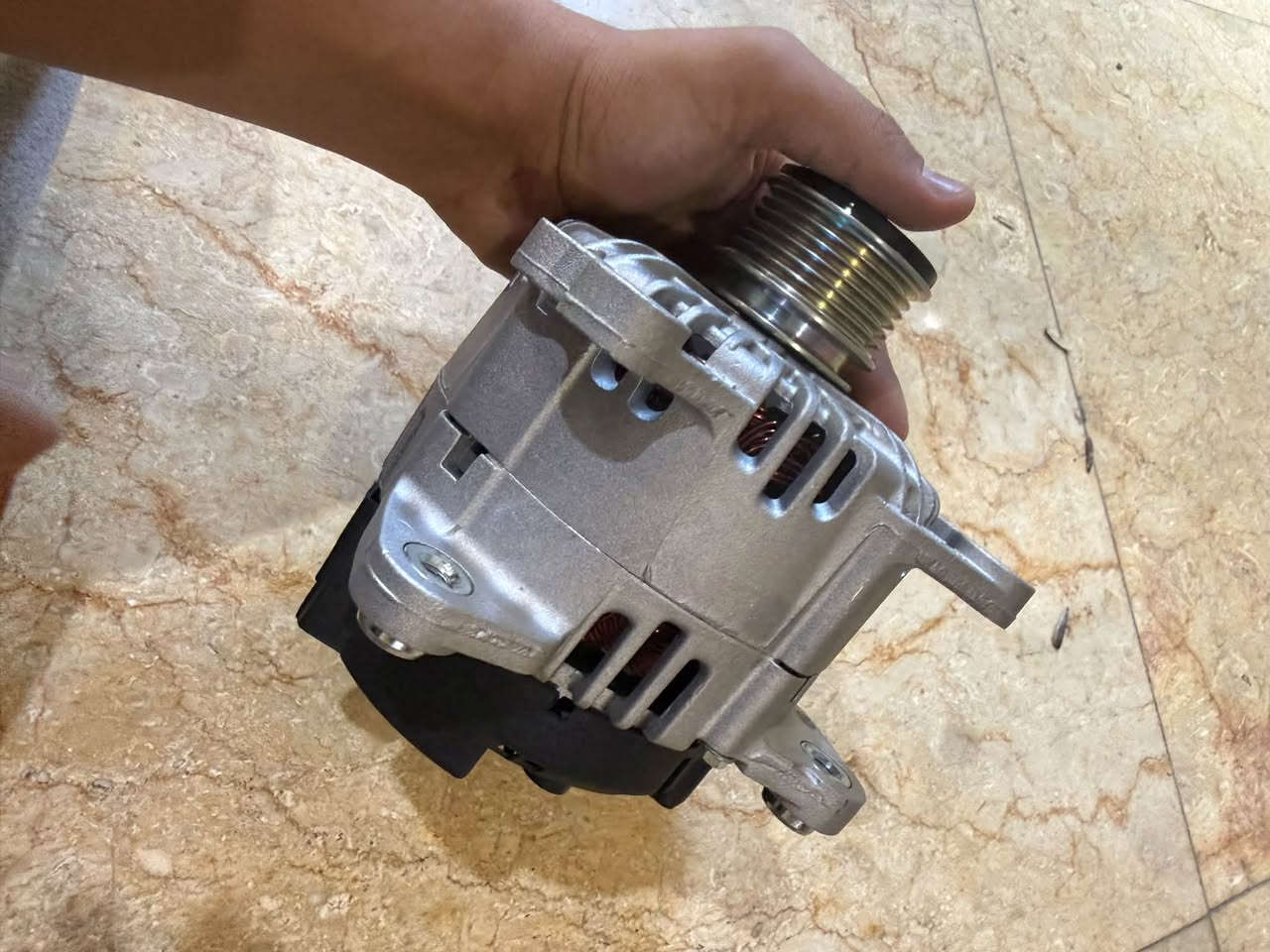 دينامو (مولد كهربائي) أصلي بمواصفات عالية - TUSHUN ⚡️
جاهز للتركيب وبحالة ممتازة، بديل عملي وقوي يغنيك عن الغالي!
المواصفات والتفاصيل:
 القدرة: 140 أمبير (140A) لشحن مثالي وثابت لبطارية السيارة.  
الفولتية: 14 فولت.  
 نوع البكرة: بكرة أحادية الاتجاه (Freewheel - 6S) لتقليل الضغط على سير المحرك وحمايته.  
 نظام التوصيل: (L-DFM).  
 الرمز والموديل: 8145D.  
 رقم القطعة (OEM): 06F903023C / 06F903023F (متوافق أيضاً مع 03L903023FX).  
*********** واتساب فقط
