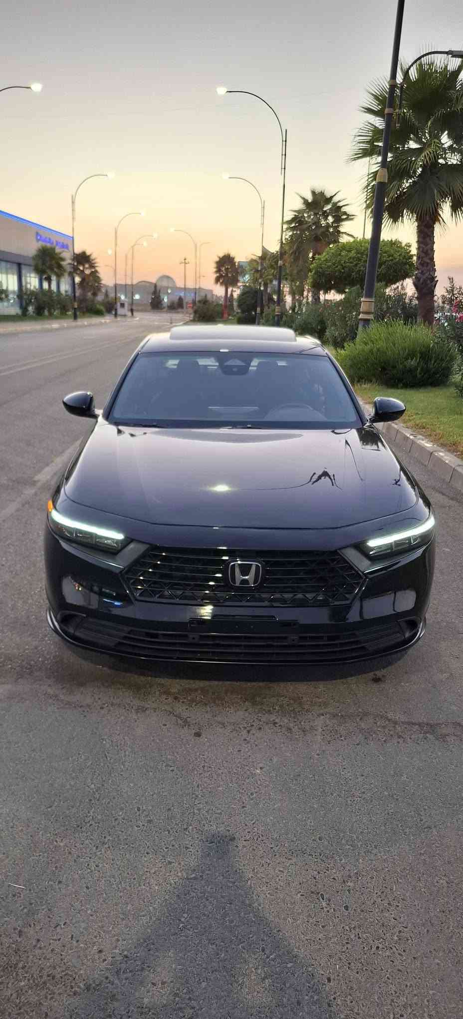 هوندا أكورد 2025 - فئة سبورت (Sport) 🚗.
📌 بيانات السيارة الأساسية:
الموديل: 2025
الفئة: سبورت / Sport
الممشى: 13,000 ميل فقط
🛠 تفاصيل البودي والضرر:
البودي: بونيد صبغ + جاملغ تعديل بارد (PDR) فقط.
البرشوت (الإيرباج): ستيرن + تحت الستيرن + دشبول (مفتوح سستم).
🌟 أبرز مواصفات فئة سبورت (Sport):
المحرك: 2.0 لتر هايبرد (أداء قوي واقتصادية بالوقود).
التصميم الخارجي:
ويل كب مقاس 19 إنش بتصميم رياضي مميز (Black Alloy).
سبويلر خلفي أسود لمظهر رياضي جذاب.
الشاشات والترفيه:
شاشة عرض لمسية كبيرة مقاس 12.3 إنش.
شاشة عدادات رقمية بالكامل (Digital Dashboard) مقاس 10.2 إنش.
دعم Apple CarPlay و Android Auto لاسلكياً (Wireless).
التجهيزات والراحة:
فتحة سقف.
مقعد السائق تحكم كهربائي.
ستيرن جلد رياضي مع دواسات تحكم بالسرعة خلف الستيرن (Paddle Shifters).
نظام تشغيل عن بعد + بصمة دخول وتشغيل.
إضاءة كاملة LED أمامية وخلفية.
أنماط قيادة متعددة (Sport / Normal / ECON).
أنظمة الأمان (Honda Sensing):
رادار تفاعلي ومثبت سرعة ذكي.
نظام المحافظة على المسار (Lane Keep Assist).
نظام الكبح التلقائي للطوارئ.
📞 للتواصل والاستفسار: [***********]
📍 المكان: [دهوك]
💰 السعر: [178 ومجال بسيط]
فقط بيع بدون مراوس سميل, دهوك
