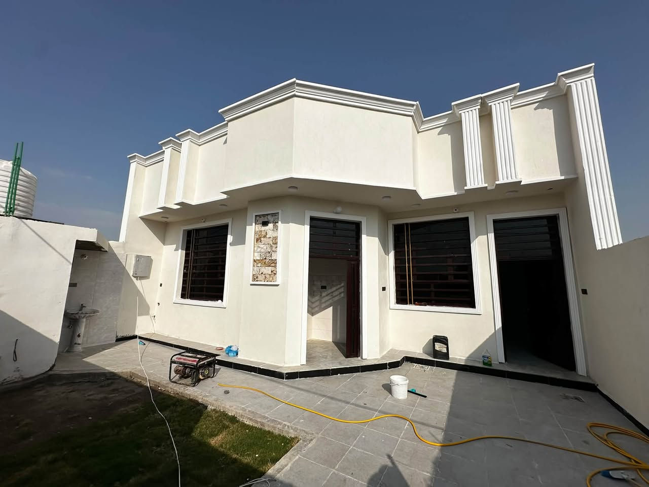 السلام عليكم 
بيت للبيع بناء حديث 
مع قطعه مجاور البيت 
البيت بناء درجه اولى ممسكون بيه بناء جديد 
مساحة البيت 200م 
والقطعه المجاوره 150م 

للاستفسار : ***********
