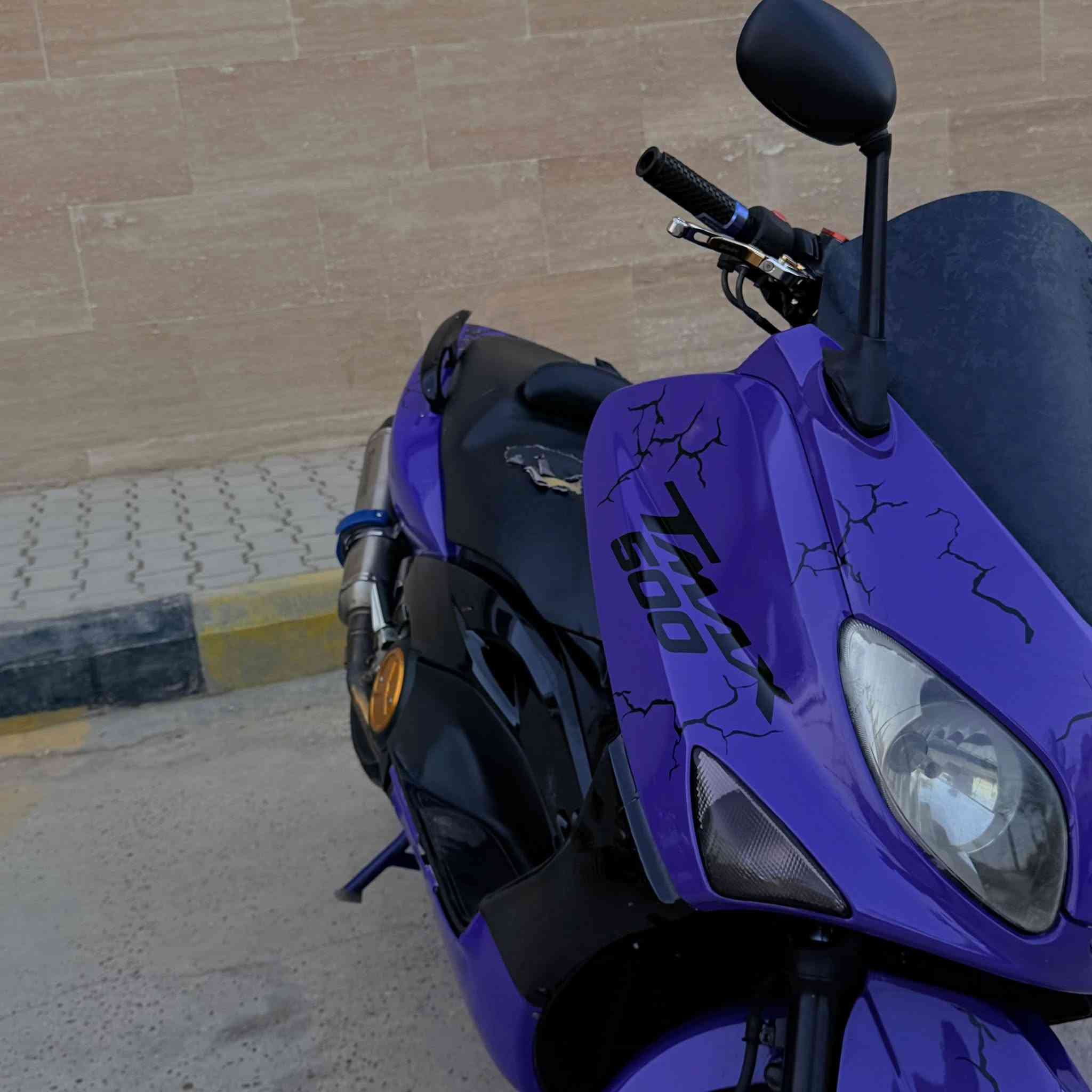 T MAX 2008 
الدراجه مكفوله كفاله عامه و صبغ والوشوم للتعديل فقط الدرجه مكفوله كامله شلعه شك كاع معدل 180 دراجه مصروف عليه هواي كلش صالنصه رياضي اليدات رياضي الدرجه تعبان عليه و صارف عليه هواي صبغها يم منتظر الخفاجي معروف بل منصور 

سعرها مناسب 
مكاني المنصور الاسكان 
***********
موجود وات ساب فقط 
فيس ما متواجد
