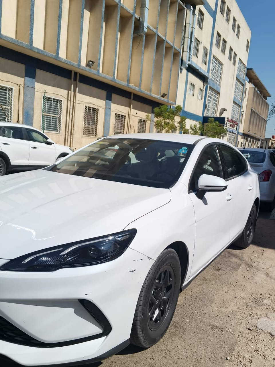 السلام عليكم
من رخصة مدير الكروب BYD
سيل 5
موديل ٢٥ 
ماشيه ٤٠٠٠ الف 
بيها بارد بخشم الجاملغ
وشخط بالباب الخلفي 
رقم بغداد 
السعر ١٩٨٠٠
***********
