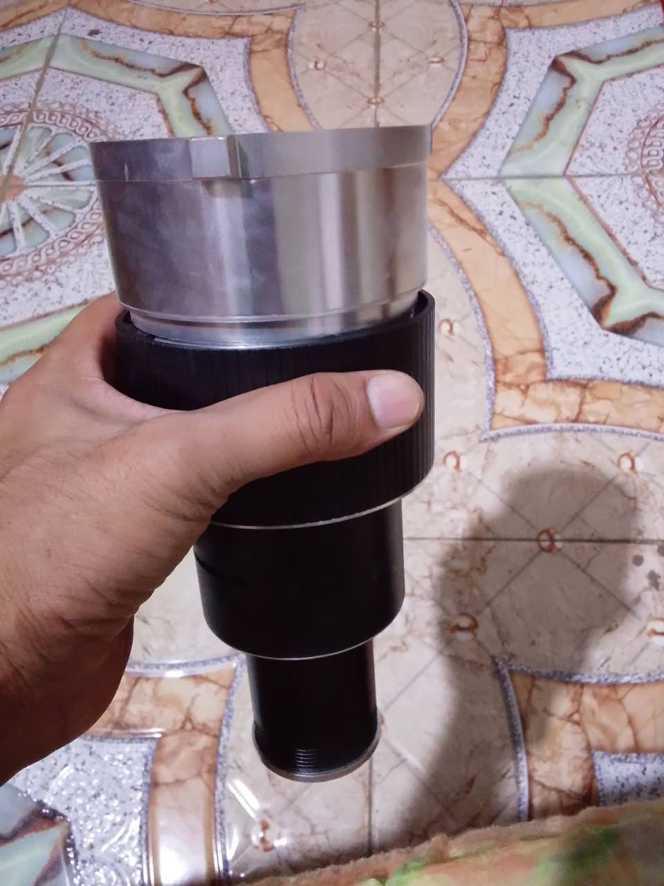 السلام عليكم هاذ الجهاز البيع
هذا الجهاز هو مكثف إضاءة بصري (Optical Snoot / Spotlight Projector) من ماركة YSKE موديل MM08 بفتحة تركيب من نوع Bowens.يُستخدم هذا الملحق في التصوير الفوتوغرافي والفيديو لتوجيه حزم الضوء بشكل مركز، ويأتي عادةً مع أقراص تشكيل الضوء (Gobos) ومرشحات ألوان لإنشاء تأثيرات ظلال وخلفيات فنية ضوئية.إذا كنت ترغب في معرفة المزيد، أخبرني:ما هو نوع مصباح الإضاءة الذي تستخدمه معه؟هل تحتاج إلى مساعدة في طريقة تركيب أو استخدام الأقراص والفلتر الضوئي؟ ‏‪‏‪***********‬‏ وتساب
