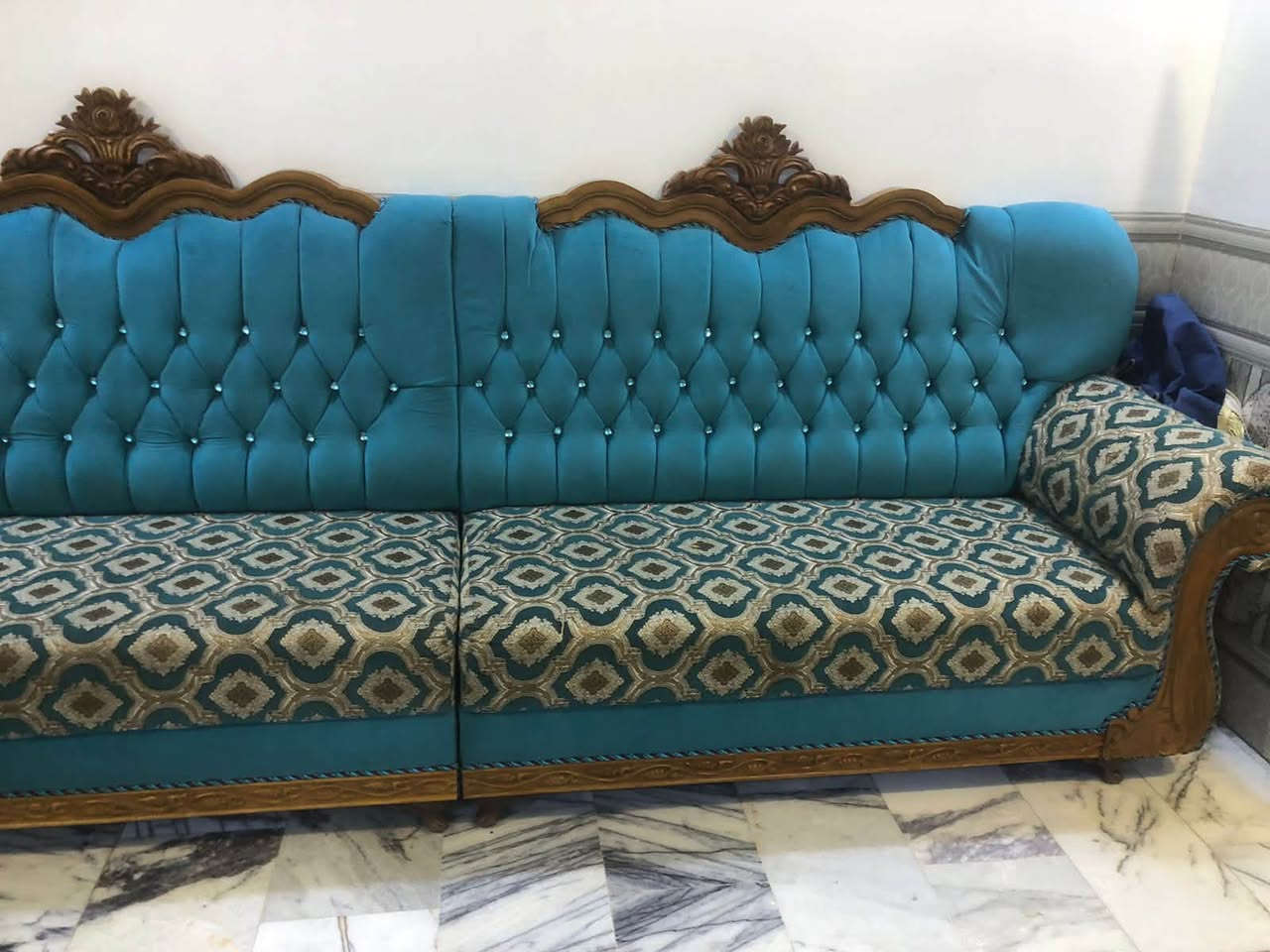 للبيع طقم كنب زاوية تركي 🛋️✨
لون تركوازي/أزرق مميز مع تطريز ونقوش أنيقة، وإطار خشبي محفور بتفاصيل فخمة.
الكنب نظيف ومحافظ عليه وحالته واضحة بالصور.
مناسب للصالات والمجالس ويعطي المكان شكل راقي وفخم 🤍
  السعر / مليون و٢٥٠) 
الرمادي الاندلس 

للجادين فقط، التواصل خاص على الرقم

***********
