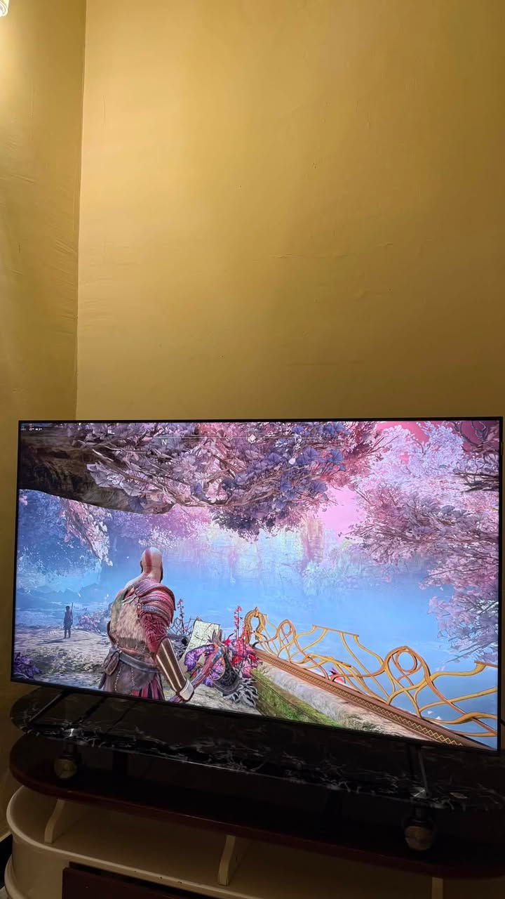 شاشة  TCL تي سي ال 65 انش QLED بدقة 4K و144 هيرتز فئة P8K ممتازة للألعاب
شاشة TCL سمارت 65 بوصة QLED (موديل P8K - إصدار 2025)
السلام عليكم، شاشة TCL حجم 65 إنج للبيع، الشاشة نظيفة جداً بحكم الجديدة، استخدام شهرين فقط وبدون أي عيب أو خدش. الشاشة بكامل أغراضها وملحقاتها الأصلية وياها كارتونها.
المواصفات العامة:
 * الشاشة والدقة: 65 إنج بدقة 4K وتقنية QLED لألوان واقعية
 * النظام: Google TV
 * الصوت والصورة: تدعم تقنيات Dolby Vision و HDR10+ مع صوت سينمائي Dolby Atmos.
مميزات خاصة وقوية للجيمنج (الألعاب):
 * التردد: 144 هيرتز حقيقي (144Hz VRR) مع سلاسة تامة بدون أي تقطيع لألعاب البيسي.
 * الكونسول الحديث: تشغل أجهزة PS5 و Xbox Series X بدقة 4K على 120 فريم بكل استقرار.
 * المنافذ: تحتوي منافذ HDMI 2.1 فائقة السرعة.
 * وضع الألعاب (Game Mode): استجابة فائقة السرعة وتقليل زمن التأخير (Low Input Lag) مع شريط Game Bar للتحكم بالإعدادات أثناء اللعب.
 * تقنية AMD FreeSync: لمنع تكسر وتداخل الإطارات أثناء الحركة السريعة.
الحالة:
 * الاستخدام شهرين فقط فتح كارتون (شبه جديدة).
 * كارتونها الأصلي موجود وياها كامل الملحقات (الريموت والستاند والوايرات).

السعر : 850 الف 

للتواصل واتساب او اتصال : ***********

