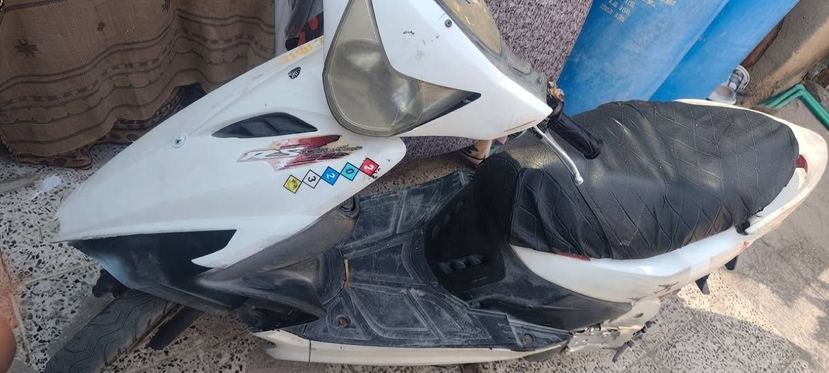 سلام عليكم دراجه ماكس مضله للبيع
السعر 275 
فقط مكطوع القايش دراجه نضيفه متصرف بنزين ولا تحرك دهن 
الستفسار /***********
