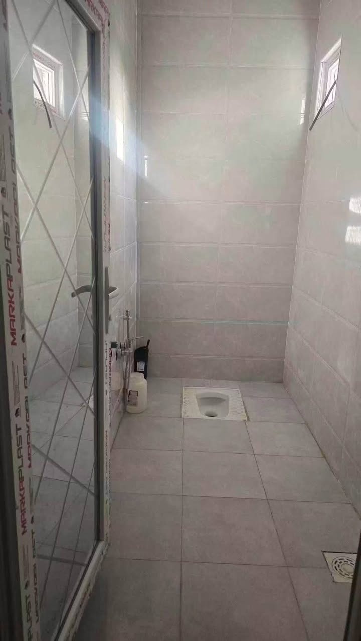 بيت للبيع 
المساحه : 200 م زراعي كونكريت مساح 
الموقع: حي الجامعة مجاور حيدر ابن حجي هندي 
بناء جديد + جاري العمل بالواجهه
محتويات البناء ( غرف نوم 2 + مطبخ حار وبارد + استقبال + صاله + صحيات داخليه وخارجيه + مخزن مع البيتونه 
خدمات كامله الاستفسار تصال ‏‪***********‬‏
