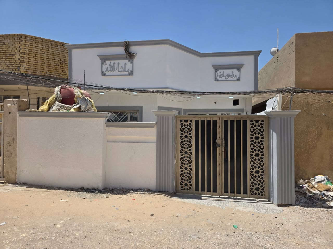 بيت للبيع مساحه ١٥٠ مربع طابو زراعي سند ٢٥ كوت حي الحكيم قرب أفران المرتضى يبعد عن الشارع ٧٥م التفاصيل البناء طابوك السطح اشتايكر مجاري رئيسية يحتوي على غرفه وصاله ومطبخ واستقبال السعر ٥٥ وبي مجال للاستفسار مراجعه دلاليه احمد السعيدي للاتصال *********** ***********
