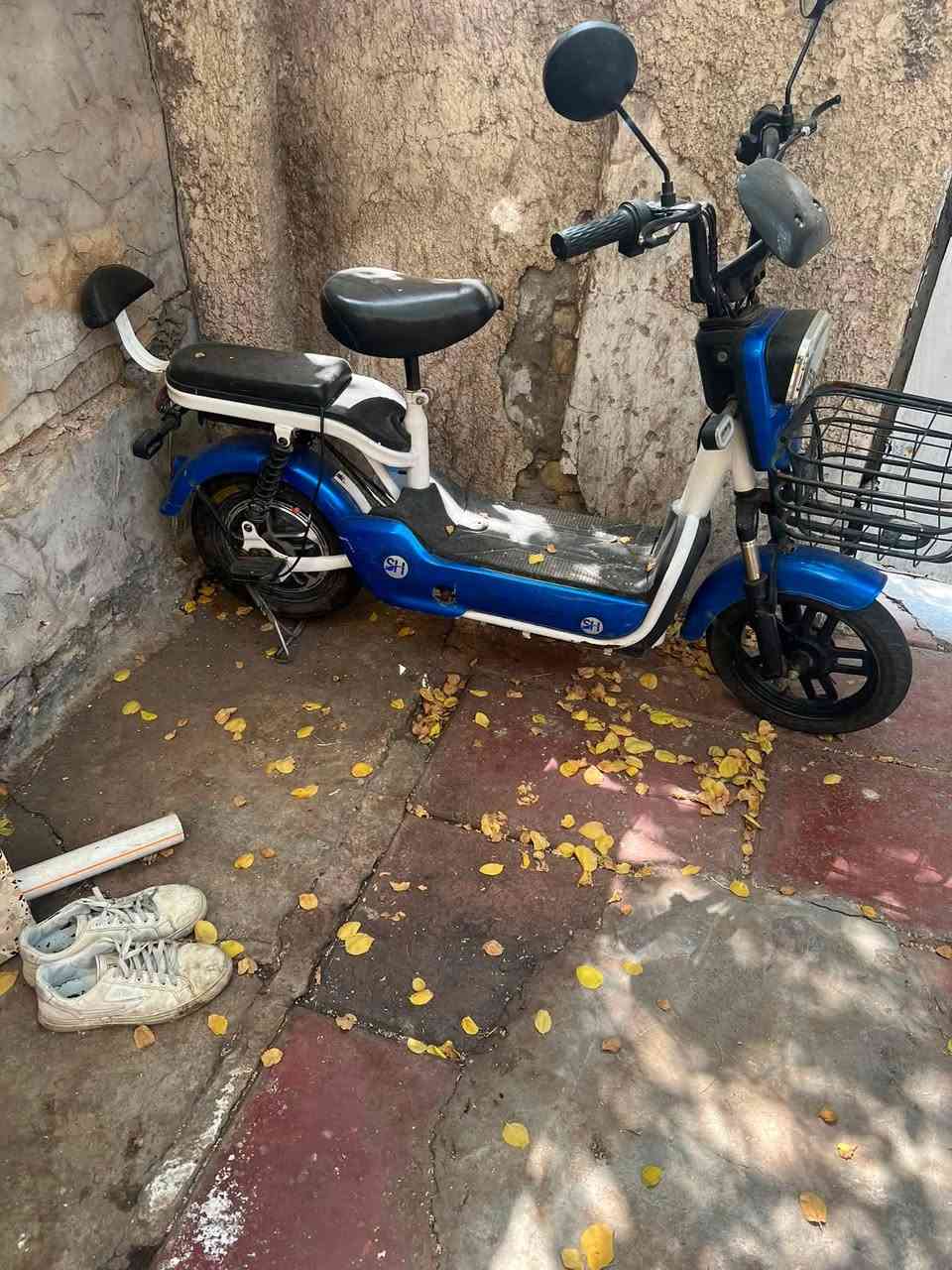 سلام عليكم دراجه حجم ٢٤ شحن نضيفه حلوه مبدل بطاريات قبل يومين نوع فيتنامي بس لبريك الخلفي تخفيف 
بايسكل كيمو نضيف وجديد بس تنفخ تايرات سعرهن ثنينهم ٣٥٠ الف مكان الوزيريه *********** متواجد خط واتسب مامتواجد فيس
