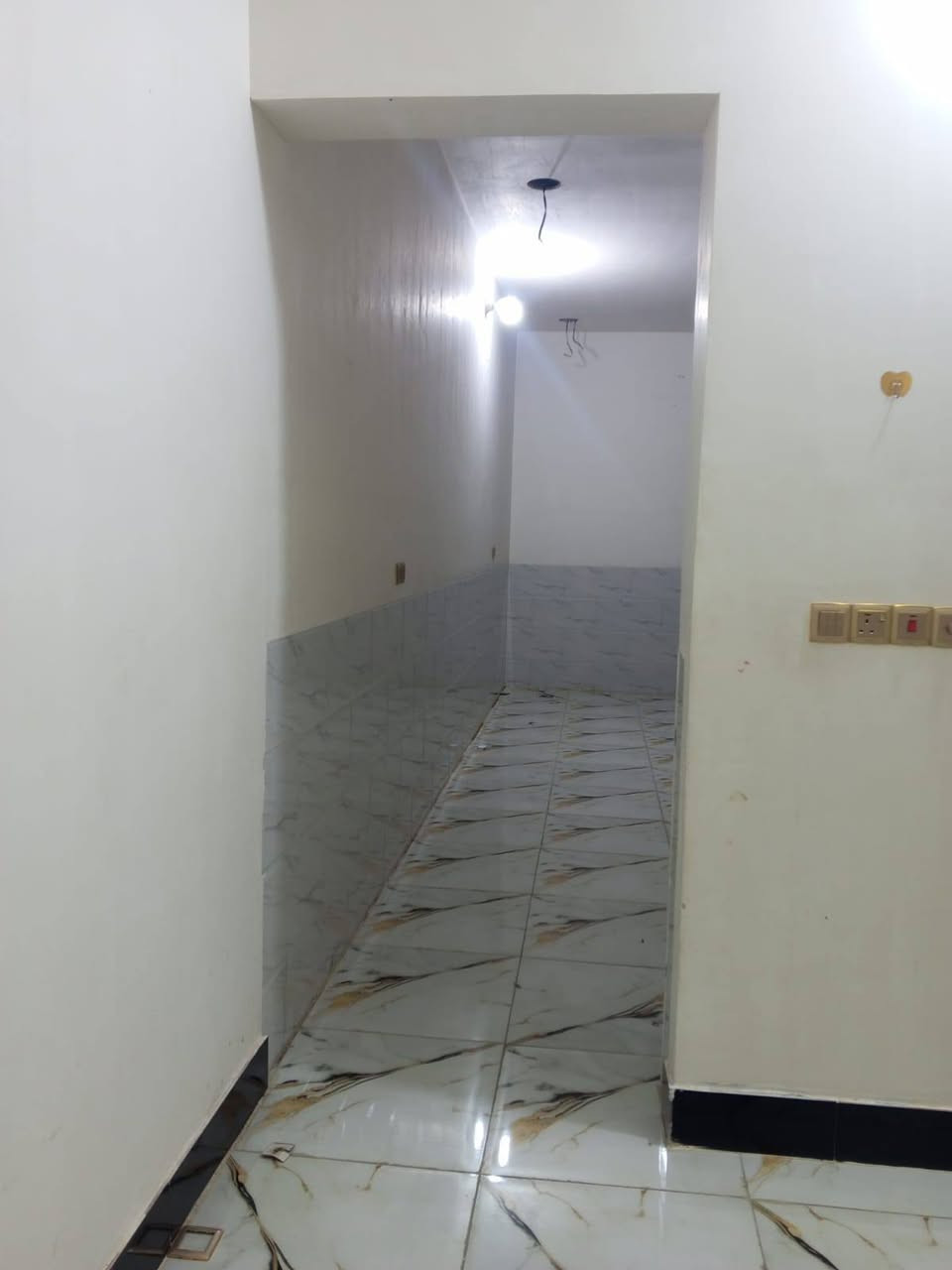 يوجد بيت للايجار في منطقه الجويلة المساحه ٢٠٠ ملاحظة البيت غرفه وحده كامل سيراميك نضيف يحتوي على كيزر وتانكي وماطور مي وخط مولد كامل من كلشي ايجارة ب250ألف 
وبالقرب من محطة الكهرباء التواصل
واتساب او اتصال هاتـــــــــــــــف 
***********
