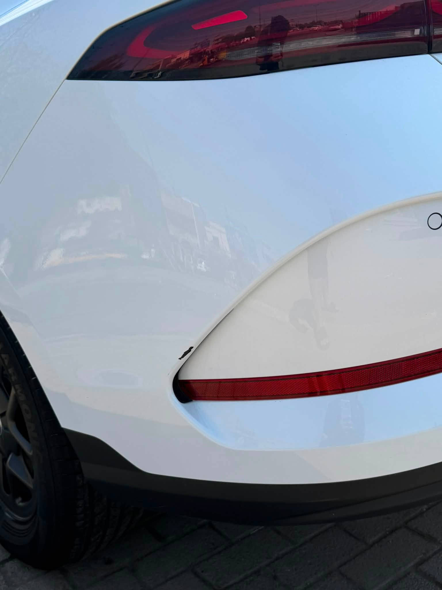 السلام عليكم
Byd كن بلاص داخل زيتوني 
الموصفات العادية 
ماشية 9 الاف. وقابل للزيادة 
مرقمه بغداد 
كاعيات 
شاحنه اساور اصلية 16 امبير 10 متر بيها ضمان سنتين 
السيارة حالتها نضيفة جدا بيها زلغ نص اصبع موضح بصوره
مكفوله من كلشي 
سعر 19.600دينار 
بيها مجال بسيط جدا حك الجية 
رقم التليفون *********** 
تواجد السيارة بغداد
