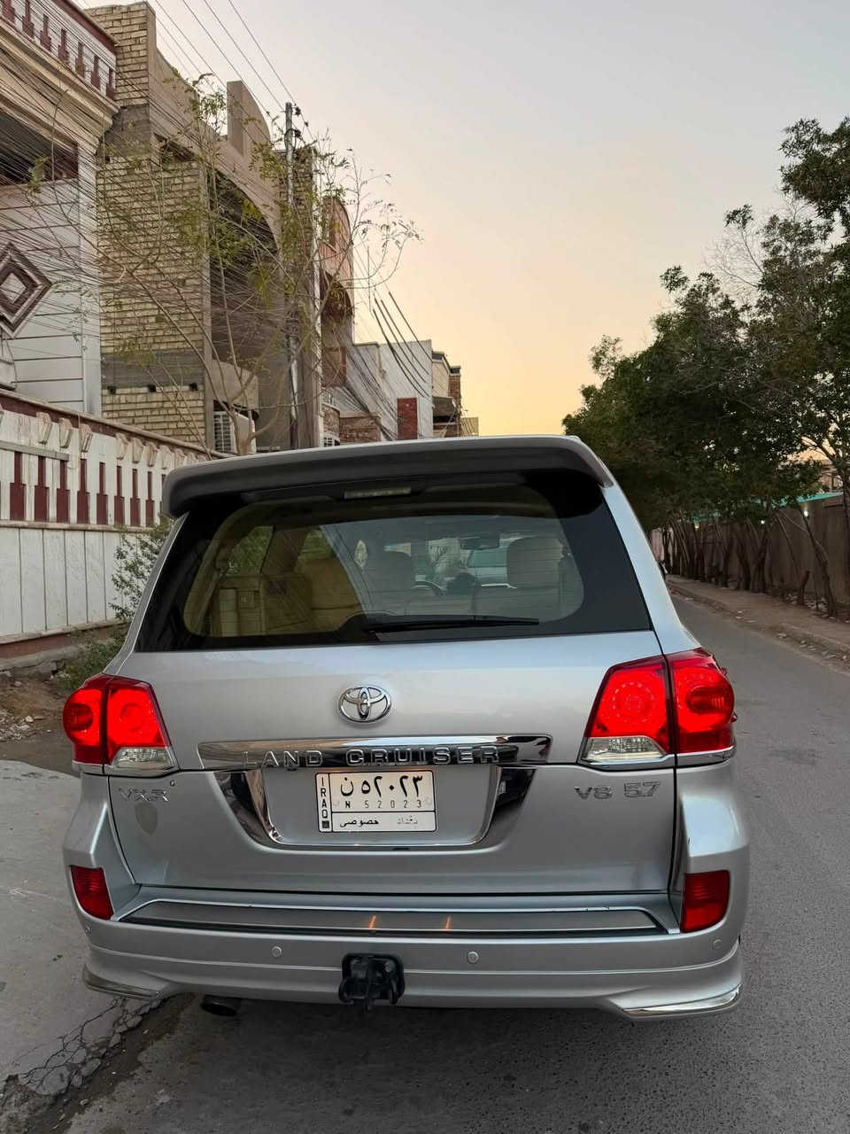للبيع فقط

لاند كروز 2014  محرك V8 5.7
رقم بغداد 
ماشية 100 كيلو حقيقي

السيارة بريم مواصفات فول للاخير

مكفولة كفالة عامة عدا دعاميات صبغ فقط
كاميرا
كشنات جلد خزن ميموري
بصمة 
فتحة
اربع كاميرا جانبية خلفية امامية
وهواي مواصفات بعد

السعر 350 بيهة مجال للشراي

مكاني بغداد الطالبية ***********
