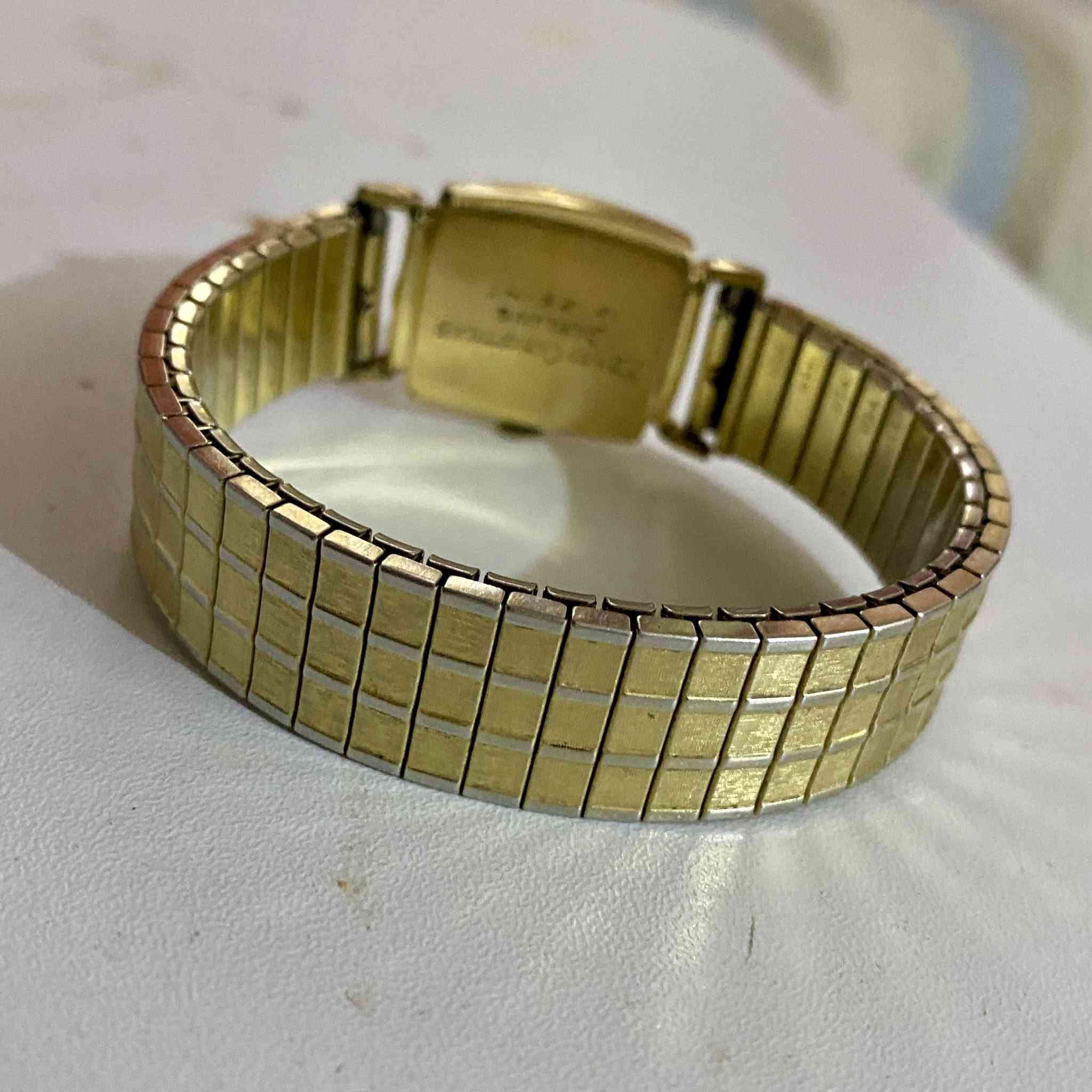 لونجينز (LONGINES) 

سويسري فنتج انتاج العام ( 1947 ) 
نصب تكويك 17 حجرا 
تغليف ذهب 10 ( 10k gold filled )
ميل ثواني منفصل على الرقم 6
مينا شامبان بارقام عربية 
سير ذهبي مطاط 
ابعاد الساعة : العرض 23 ملم بدون قياس التاج / الطول 28 ملم دون قياس العروة (الاذان)
الماكنة نظيفة جدا 

توصيل لجميع المحافظات العراقية 
واتساب على الرقم ( *********** ) .

السعر النهائي : 120 دولار 

#ساعات 
#ساعات_فنتج 
#watch_men_vintage
#hamilton_watch
