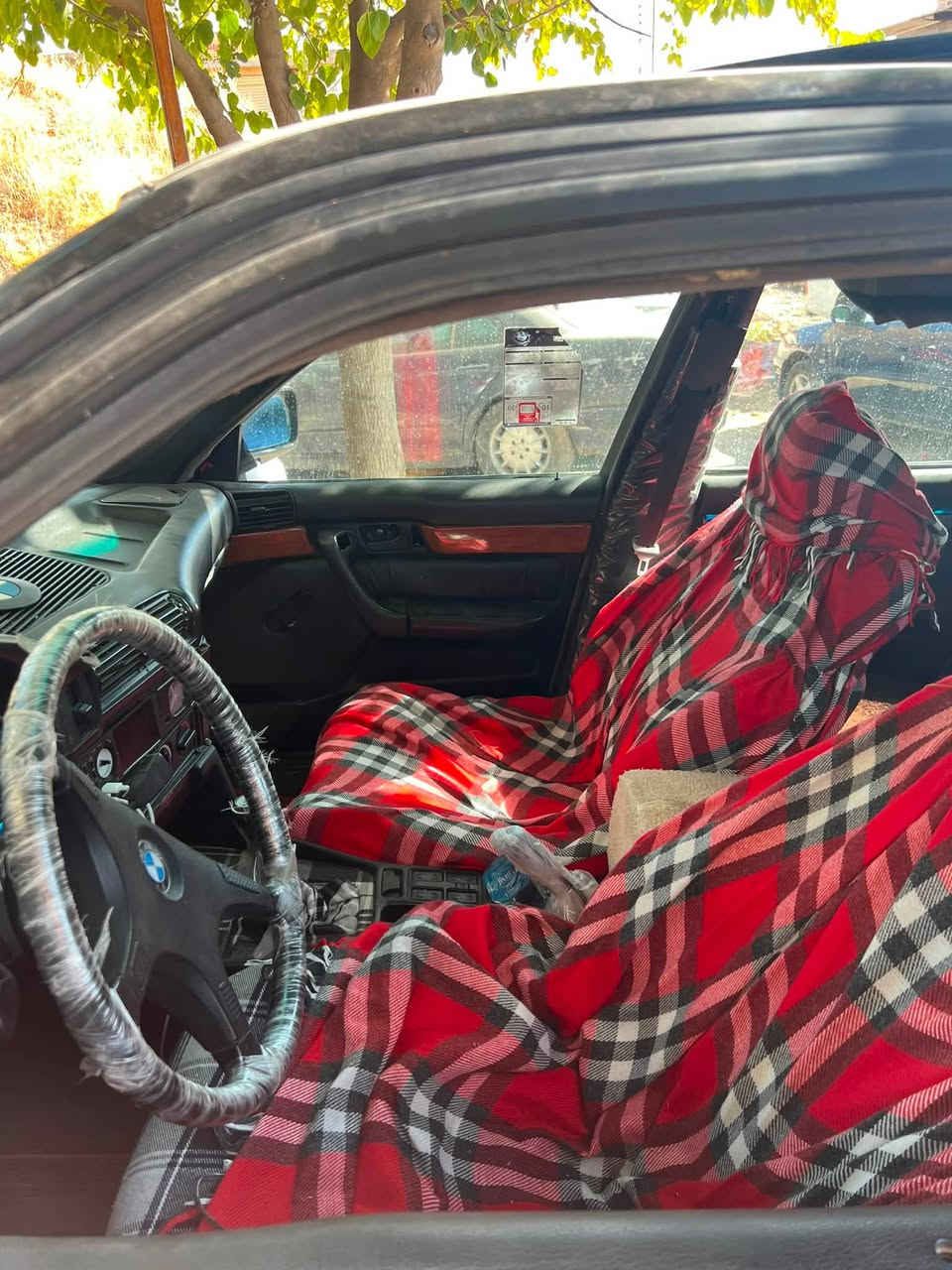 بە ناوی خودای گەورە 
خوار هەموو بازاڕ.
ئاڕم پلاستیک سلێمانی BMW E34
٥٢٠ ١٩٩١
موسو بڕاوە وەرگەڕەو بە شەرت 
گێڕ مەکینە ئەکسل بە شەرت
ژ.م ***********
