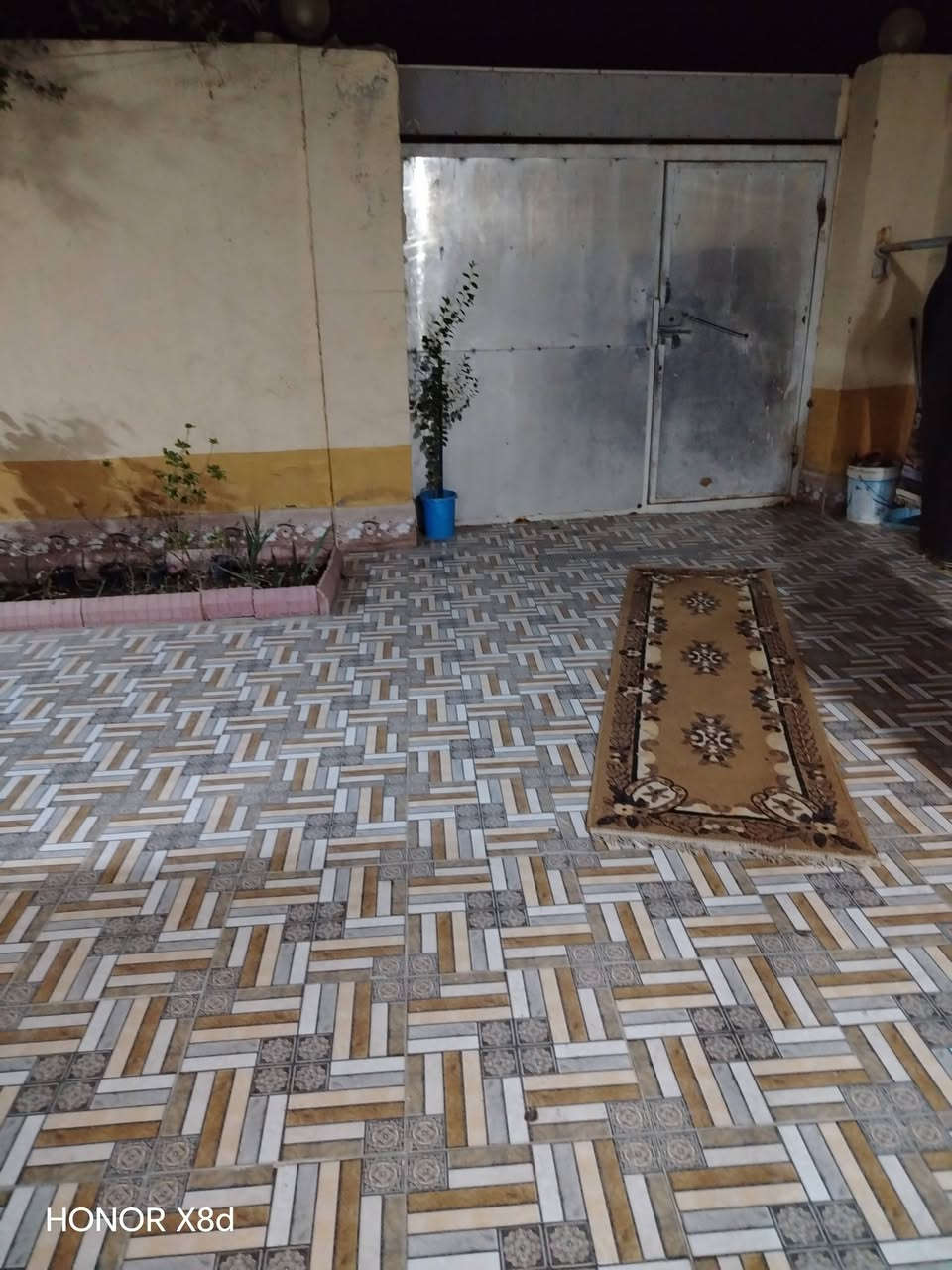 بيت للبيع
مساحه 200 متر

طابقين - بناء حديث

الاول : غرفتين واستقبال وصاله ومطبخ وصحيات

الثاني : 4 غرف ومطبخ وصحيات كونكريت

العنوان : مدينه الصدر - 400 دار. منطقه حي

السلام جديده

الخدمات : تبليط كهرباء مجاري.

للاستفسار الاتصال او التواصل على الهاتف ***********
