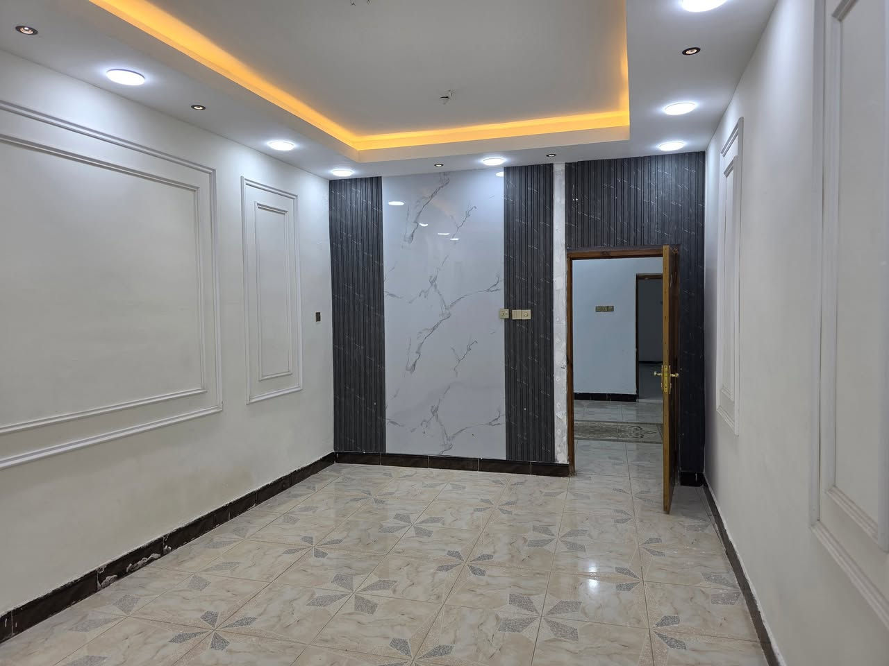 بيت للبيع مساحه ١٥٠ مربع طابو زراعي سند ٢٥ كوت حي الحكيم قرب أفران المرتضى يبعد عن الشارع ٧٥م التفاصيل البناء طابوك السطح اشتايكر مجاري رئيسية يحتوي على غرفه وصاله ومطبخ واستقبال السعر ٥٥ وبي مجال للاستفسار مراجعه دلاليه احمد السعيدي للاتصال *********** ***********
