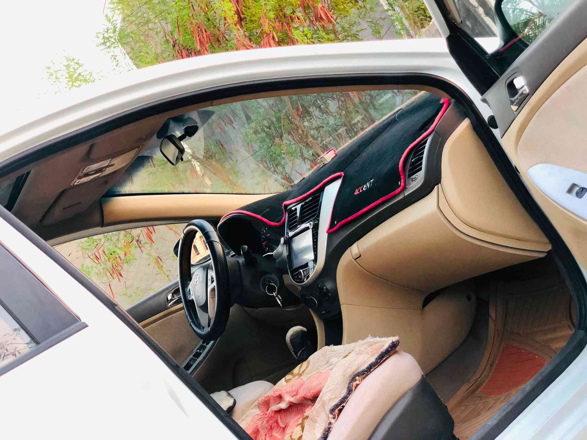 السلام عليكم
هيونداي اكسنت (خليجي) ٢٠١٣  فول
رقم بغداد سنوية لل٣٢ 
مكينة ١٦٠٠ دبل قطرة مكفولة من الحادث بيه فقط (نص بنيد مرشوش بدون دواخل) وشرط الفحص
مكينة وكير مكفولات تبريد ثلج ❄️ صدر وتايرات جديد
ماشية ١٧٠ جاهزة بدون نقص
مواصفاتها /
فتحه (سلايد)
كامرة دوارة وحساسات
ويل كب
تحكم ستيرن
لايتات زنون
مكاني بغداد الكرخ
السعر ٨٩$
***********   وبي واتساب
