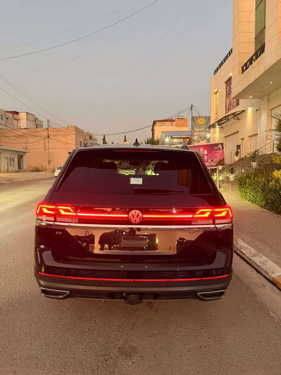 VW Atlas 2024 SE+ 
سياره بدون صبغ 
7راكب 
الشكل الجديد
8  الف مايل 
سياره بدون صبغ بدون تبديل 
فتل رادارات + حساسات
ويل 20  اسود بلادي
رقم الشاصي موجود بالصور 
يصمة 4 أبواب
بصمة تشغيل 
محرك 2.0 تيربو 
كافة تحكمات السيارة لمس تشغيل عن بعد
شفتات ستيرن 
‏‎صندوق شفط كهربائي
وضعيات قيادة 5 ايكو وسبورت 
انارة داخلية .. ليدات .. تحت الرجل 
لايت لد متحرك عدسات تتحرك مع ستيرن .. بك لايت لد 
‏‎رادار أمامي (تحديد مسار)
‏‎رادار جانبي (نقاط عمياء)
‏‎رادار خلفي (تحذير من الاصطدام)
‏‎تبريد مركزي لمس
‏‎كشنات جلد / كشن تدفئة / تبريد 
‏‎كشن كهرباء
‏‎دشبول ديجيتال
‏‎هاند بريك بصمة
كير بصمة 
‏Android Auto 
‏Apple Car Play 
‏‎مانع انزلاق+ABS
‏‎شاشة كبيرة لمس
‏‎حساسات خلفية .. امامية . جانبية 
‏‎تحكمات استيرن .. ستيرن تدفئة 
‏‎اوتو ستارت Auto start 
‏‎اوتو ستوب Auto Stop 
‏‎منافذ type C 
رقم كاتي وتترقم شمالي 
مكان السياره دهوك
سعر جدا مناسب
للاستفسار 
***********
*********** دهوك, العراق
