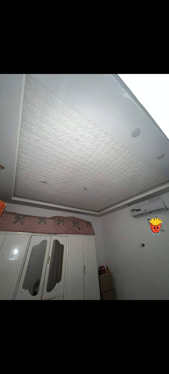 السلام عليكم
بيت للبيع 🏘
بنسيج قرب مطعم عدنان 
مساحته 100م مربع 10×10
بناء جديد كونكريت مسلح بناء طابوق فقط ستاره بلوك 
يحتوي البيت 
غرفه منام
واستقبال 
مطبخ مفتوح ع صاله 
ومنور 
صحيات داخليه وخارجيه 
سعره 35وبي مجال للشراي 
اي استفسار خاص مفتوح
