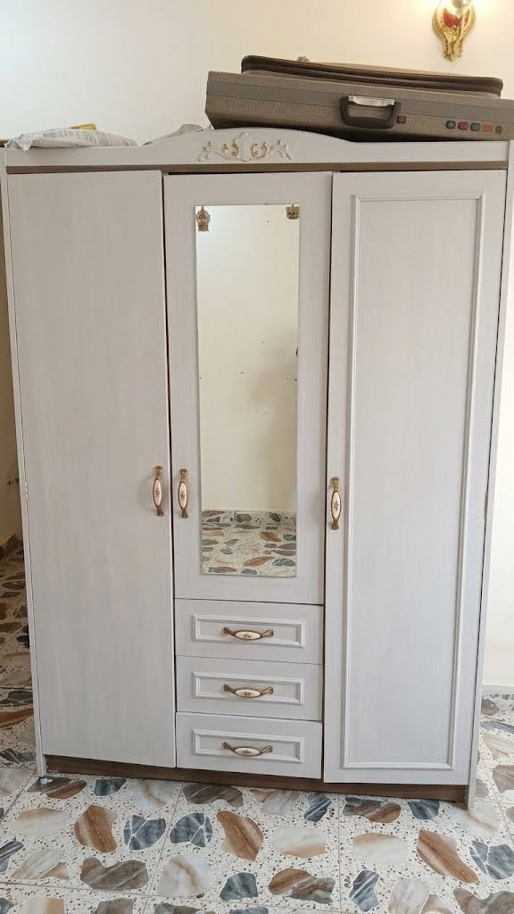 ثلاجه جديده استعمال قليل من ماركه ايفولي الايطاليه وبلازمه انترنت ماركه روميو استعمال شهر وطباخ جديد مابيهن اي ضرر وبعد هواي غراض البيع لغرض السفر مكاني المحموديه حي بدر
