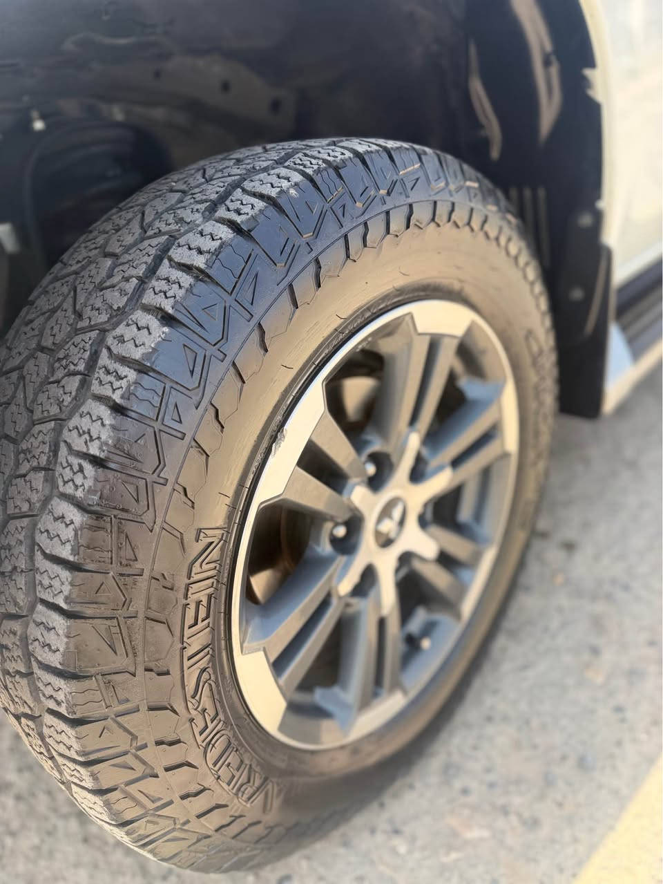مسته ربوشى L200 موديل ٢٠٢١
ده ره جه يه ك به ردى پيوه نيه ده بل ده عامى 
ويل كه پ فوليوم تاقم تايه ى نيو جه به لى يابانى ئه سل 
چوار په نجه تعديليكى بچوكى هه يه چركه ى تيا نيه سه نه وى نوييه تا ٢٠٣١ به ناوى خومانه 
سعرى ١٧٨ 
*********** كويسينجاك, أربيل
