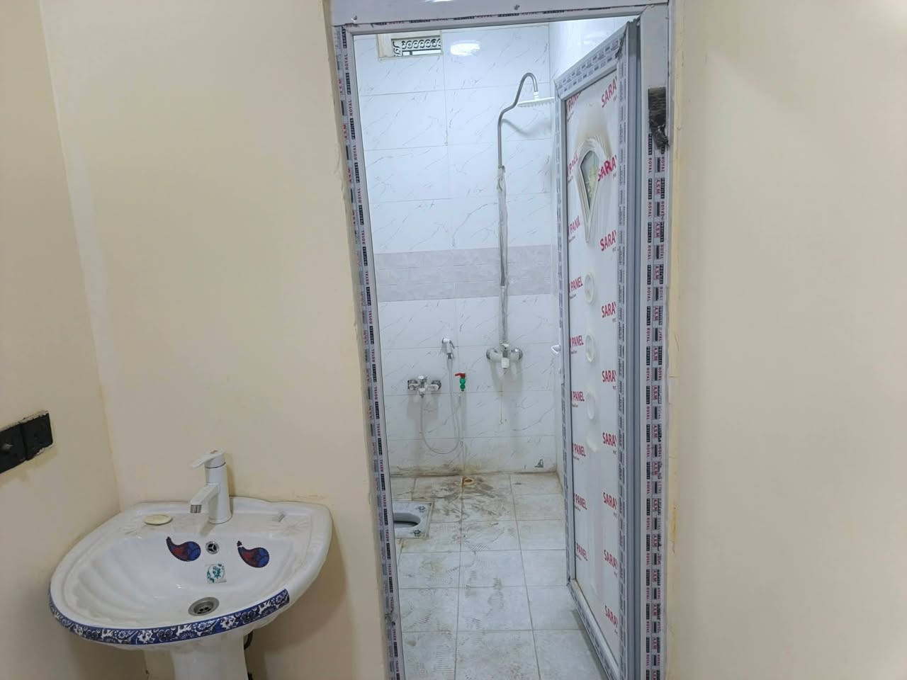 السلام عليكم بيت في الجزيره شارع زين العابدين مجمع الرواد متكون من غرفتين ودوانيه وهول ومطبخ وصحيات داخليه و خارجيه مساحه البيت 110 سعر 75 وقابل للتفاوض وتساب ***********
