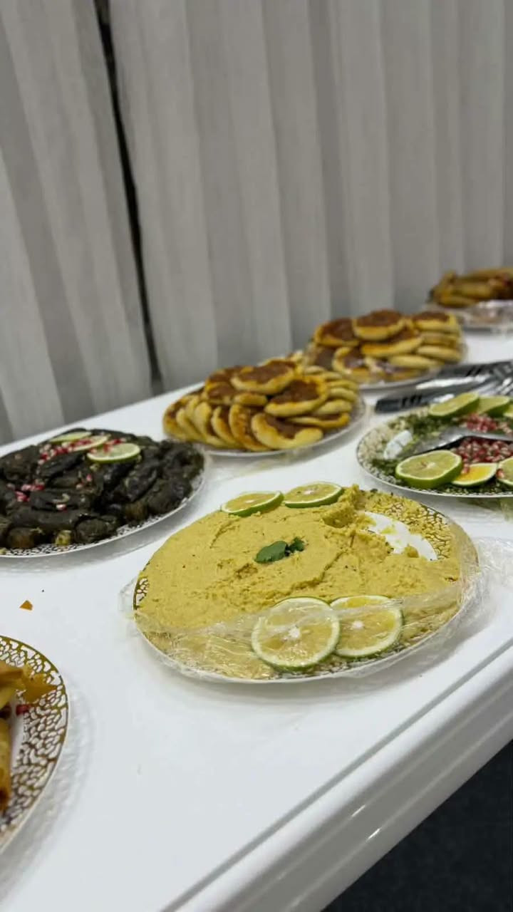 طلبية لحفلة. مشاية. مع رائي الزبون وشايفين الف خير❤
الحجز مسبق قبل بكم يوم لاهل الحفلات. ونستقبل حفلاتكم. بكل. حب وعمل متقن ونظافه وطعم. وترتيب❤🔥ومتوفر عروضات لاهل المشايات  دامت افراحكم ومسراتكم💞

نص مكتوب في الصور:
- عاشت ايدكم
- تعيشين بهنا غاليتي
- الاكل يجنن راح اوصي كلما يصير عند مناسبه
- حياتي تدللين يا عمري
- دوم افراحكم. ومناسباتكم. يا رب
- رسالة
- السبت ٢١:٤٥ هلو حياتي ٠٠:٠٣ عاشت ايدكي حبيبي الاكل والترتيب يجنن انتي العايشه عمري الف عافيه