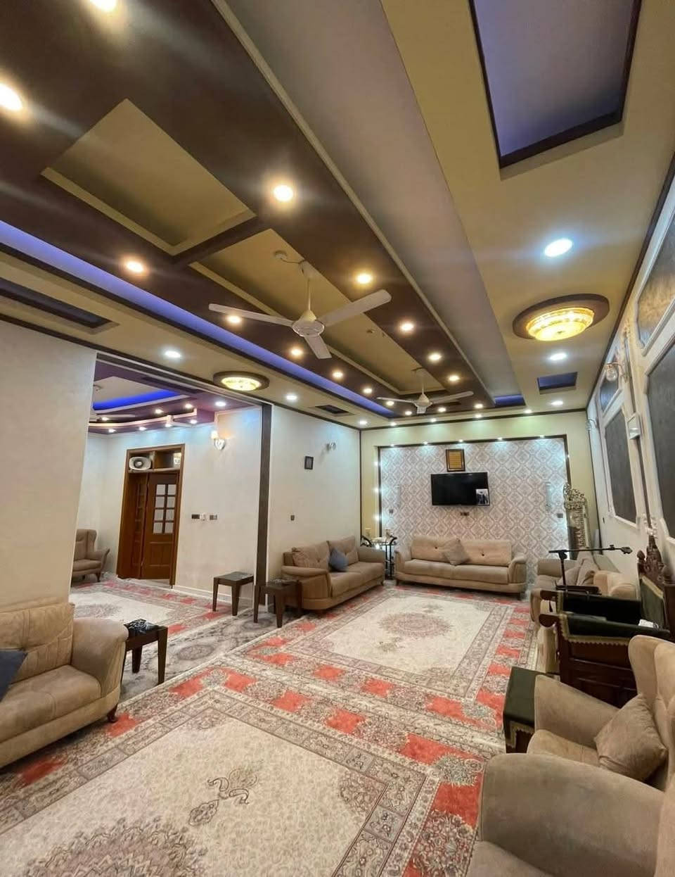 دار للبيع 306متر ركن الإدارة المحلية خلف البهو بناء حديث للاستفسار مراسلة الصفحة أو الإتصال ***********
