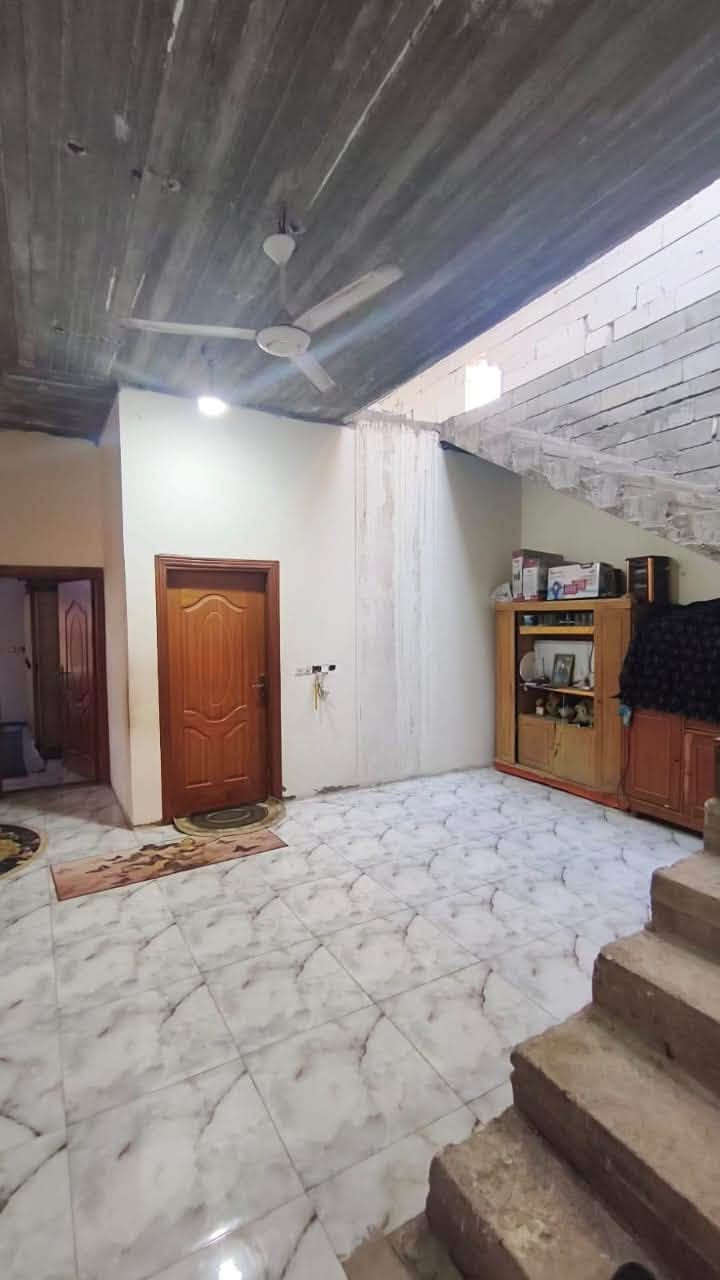 السلام عليكم يتوفر دار سكن طابقين مساحته 200 وبي فضله بحدود ال 80 متر واكثر طابو صرف زراعي وكاله ونسخه من الطابو ابو الخصيب العوجه شارع الشجرة الطيبة واقع على ركن مال نهر الطابق الارضي غرفتين وصاله وديوانة ومطبخ وصحيات داخلية وخارجية وبي حديقة اول ماتدخل وبجنب اللبيت وبضهر البيت الطابق الثاني متكون من مشتملين وغرفة كل مشتمل بي صاله وغرفة وصحيات والغرفة بيهة حمام داخلي السعر 110 وقابل للتفاوض ***********
