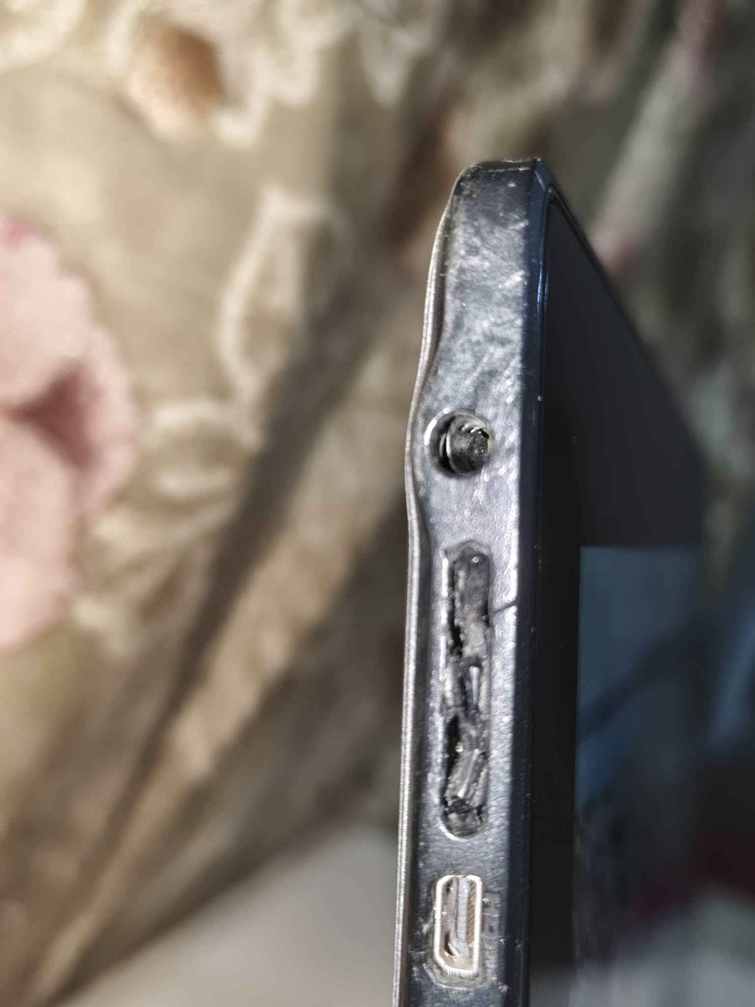 سلام عليكم. لابتوب (5055 Dell Venue 10 Pro (Model
 عندي هذا الابتوب هوة ايباد وهوة لابتوب و نضيف كلش
يفيد جماعة التصفح وجماعة الدراسة ومشاهدة كرة القدم. 
وزنه خفيف وسلس بل اداء مثل ماتشوفون بل فيديو يحمل كل برامج مثل فيس و تلي ويوتيوب 
ويستعمل للألعاب الخفيفة كلش.  الشاشة شخط مابيها و الكيبورد كذالك

(ملاحظة - الجهاز يراد إله كفر جديد بسبب الدكمه مال الصوت مثل ماموضح بل صور لأن طابه ليجوه شويه بس تكدر تعلي وتنصي من خلال الكيبورد كما موضح بل فيديو . و دكمه التشغيل كذالك بس تكدر تشغله عادي. يعني أنت بكيفك تبدل الكفر أو الدكم. ) إخوان الجهاز كامل مكمل نضيف حيل بس يحتاج تبديل الكفر. .... 

ركزززو على الملاحظة إخوان + وضحت كلشي الكم بل صور ..... 
 
المكان المسيب.. 
للتواصل واتساب
***********  
او خاص
