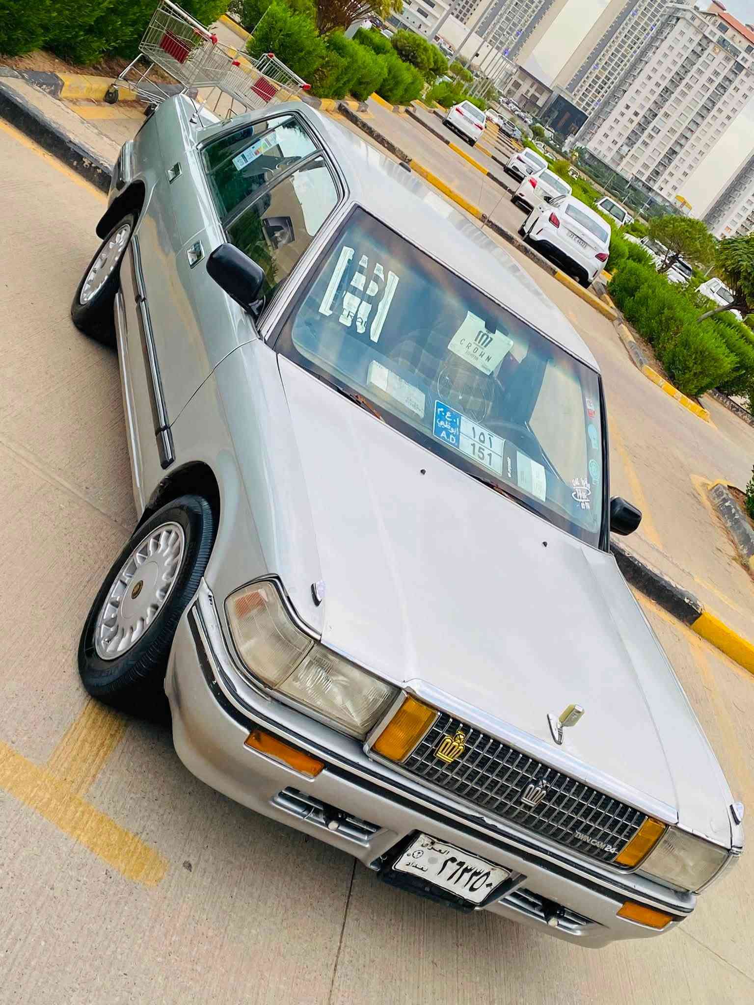 كراون صالون • ١٩٩٠ • اوتوماتيك