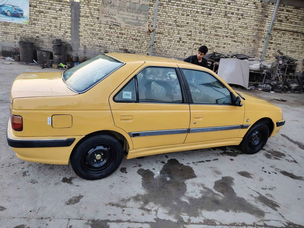 السلام عليكم.....
بيجو بارص 2015 
سنويه جديده تحويل مباشر 
فقط بنيد مبدل 
مكينه كير كفاله 
مكان حله 
السعر 47 وبيه مجال
 ***********
