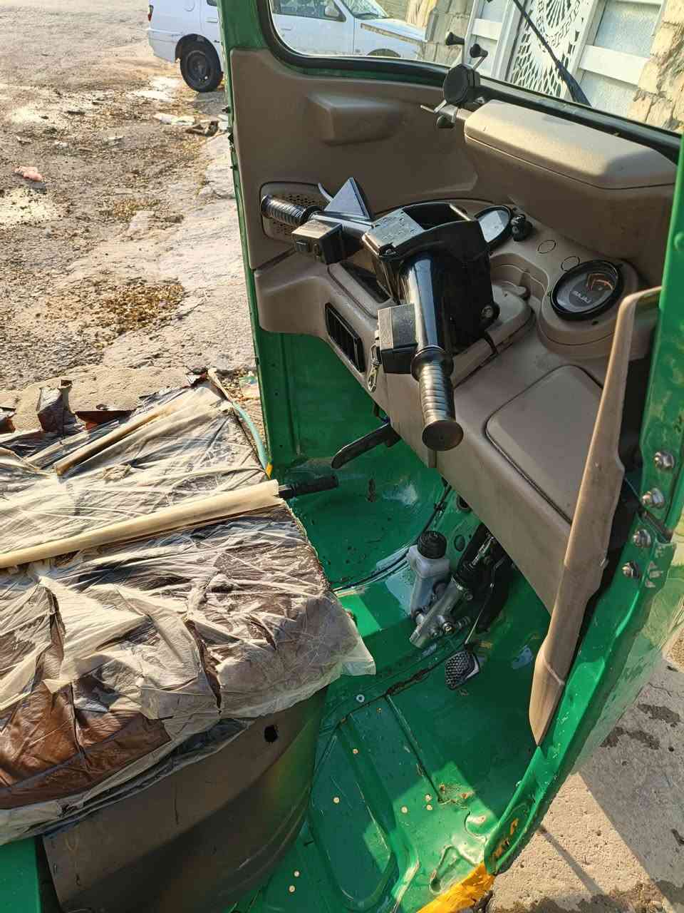 سلام عليكم شباب هاي تكتك للبيع 22 بيه طخه موجوده بل صوره مكان مدينه الصدر ***********
