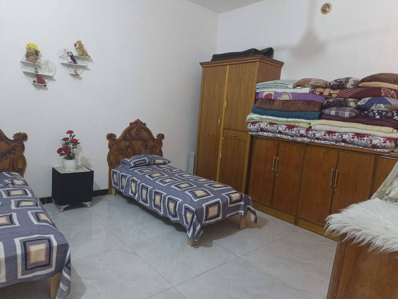بيت زراعي للبيع مساحه 200 + قطعه مساحه 200 
لبيت يحتوي ع غرفتين وصاله وديوانيه ومطبخ وصحيات وساحه وحديقه لبيت بناء جديد طريق سوق الشيوخ فضليه شارع مشتل الزهور السعر 50

*********** للاستفسار
