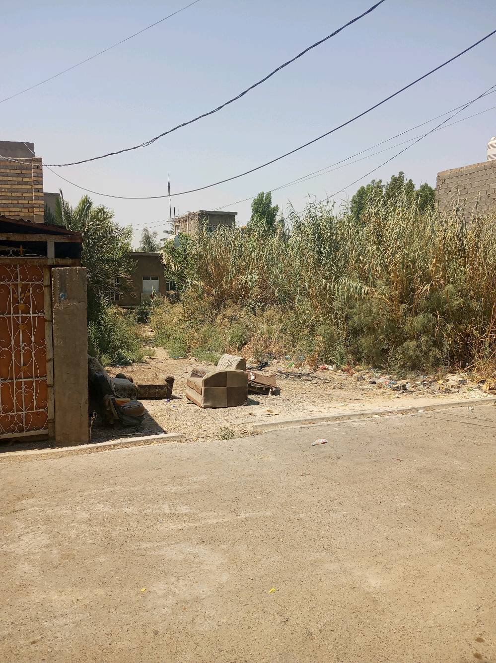 قطعه ارض زراعي مساحه 160 متر العرض 8متر والطول 20متر يوجد مجاري وتبليط وكهرباء ومي ونت السعر 12 مليون وبيها مجال بسيط العنوان بغداد المعامل او قضاء الزوراء العماري القريه الفلاحيه رقم الهاتف ***********
الأرض عليها سند/طابو لو عقد زراعي؟ وشنو نوعه بالضبط؟: 
زراعي 
ممكن توضحلي الموقع بالتحديد أكثر: أي محلة/زقاق/رقم قطعة حتى يگدر المشتري يوصل إلها بسهولة؟: 
بغداد المعامل العماري القريه الفلاحيه 
المدخل والواجهة شكد بالضبط؟ وهل الشارع أمامها مؤجر/معبد بالكامل لو بس جزء منه؟: 
8×20
الأرض مسموح بيها بناء لو استخدامها زراعي فقط؟ وبيها أي قيود أو مشاكل قانونية لازم يعرفها المشتري؟: 
نعم مسموح بيها بناء 
السعر 12 مليون نهائي لو قابل للتفاوض؟ وشنو طريقة البيع عندك: كاش فقط لو أكو إمكانية تقسيط/تحويل؟: 
قابل للتفاوض بيع كاش