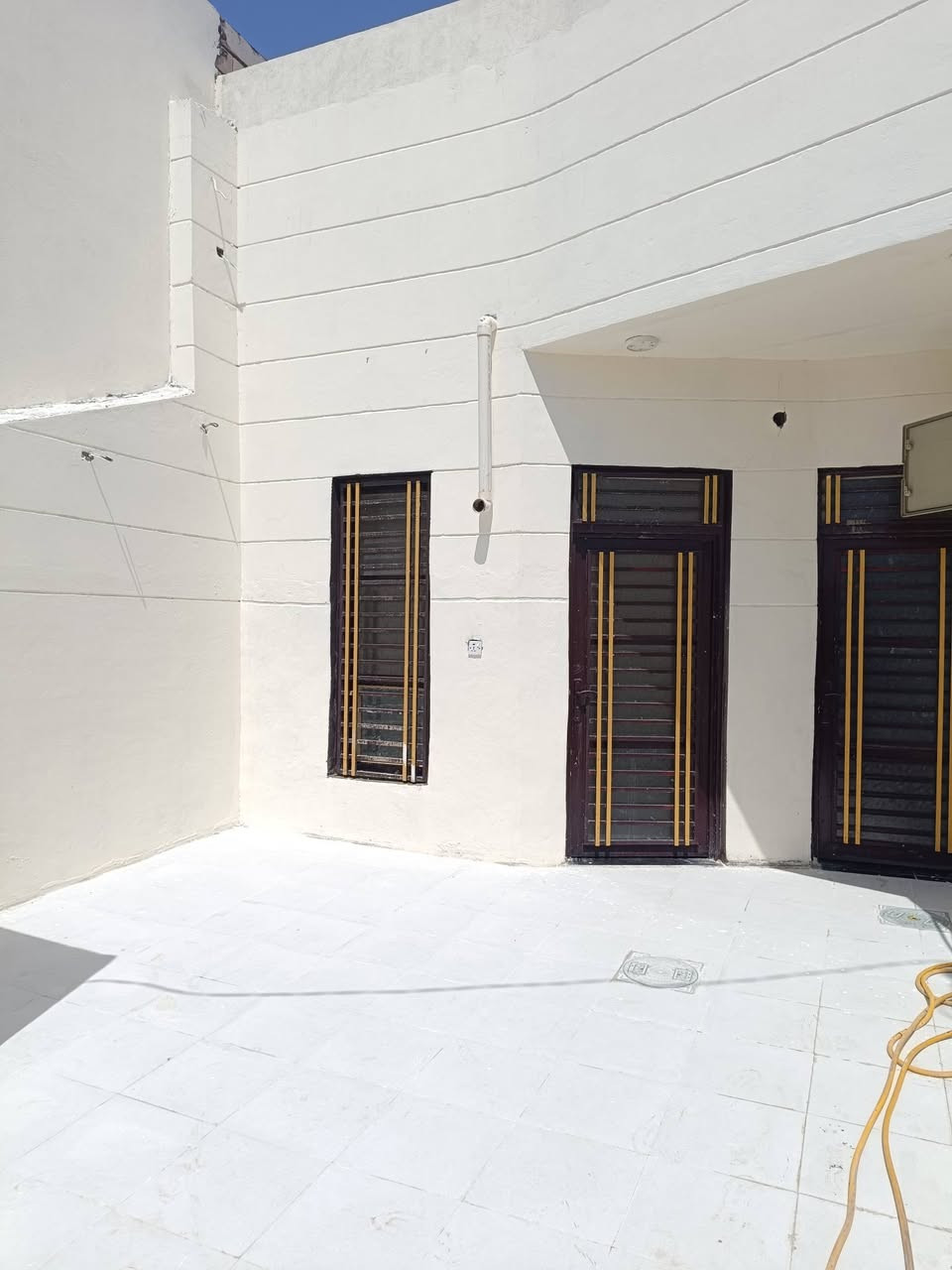 بيت مساحته 120 متر بحي الجامعه شارع المركز بناء جديد كامل الخدمات ماء كهرباء تبليط بي غرفه وصاله وبراني ومطبخ وصحيات عدد 2 للاستفسار الاتصال ***********
