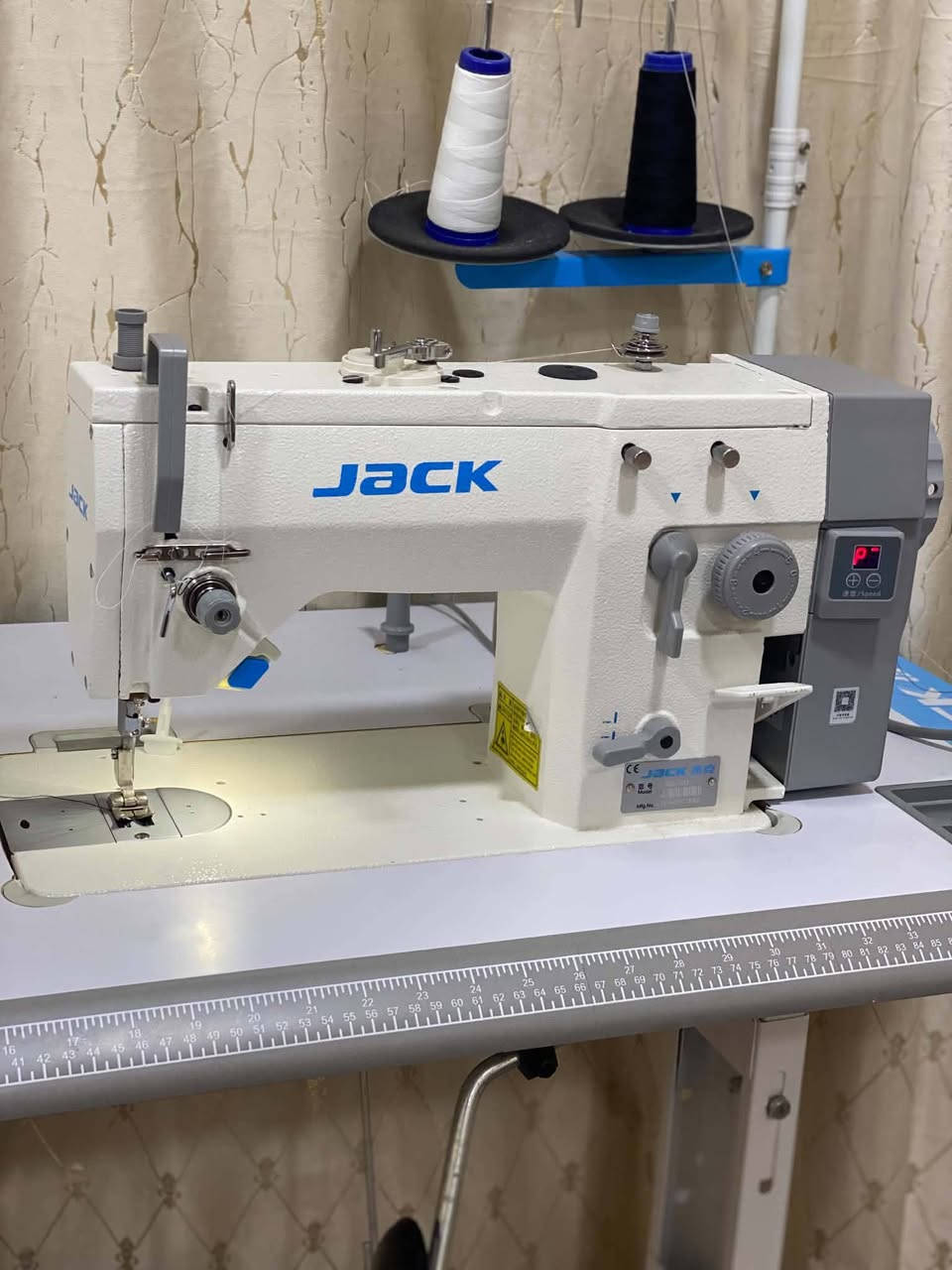 ماكينة JACK أصلية، نظيفة وحالتها كلش زينة، جاهزة للشغل وما تحتاج شي
مناسبة للمعامل والخياطة والشغل اليومي
السعر: 350 ألف دينار فقط
📍 المكان: كربلاء 
رقم الهاتف ***********
