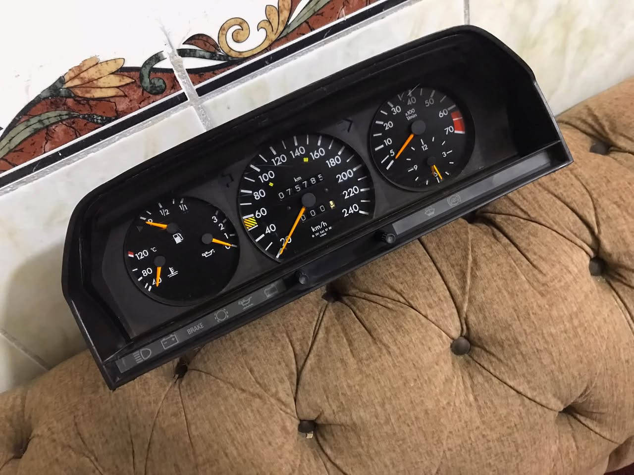 سلام عليكم ورحمة الله
للبيع ساعات مارسدس طيارين W201
حجم 260E  6 سلندر 
مال حاويه 
عنوان بغداد 
***********
