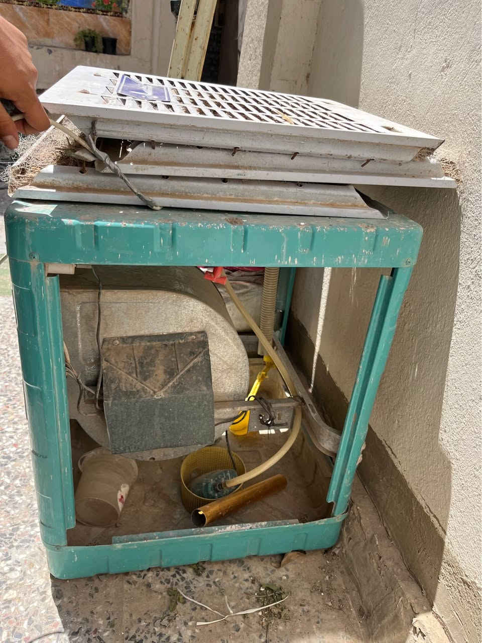مبردة توكسان للبيع اخت الجديدة ونضيفة مابيها املاح بس الريش مال مروحة مكسره لكن وياها ماطور وريش جديدة مال وحدة ثانية بس تبدلها والماطور تخلي احتياط اليريدها يتصل *********** كربلاء, العراق
