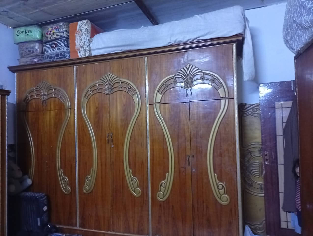 السلام عليكم غرفة نوم للبيع صاج+كنتور أبو اربع بيبان صاج المكان بغداد السعر اتصل وتدلل ***********
