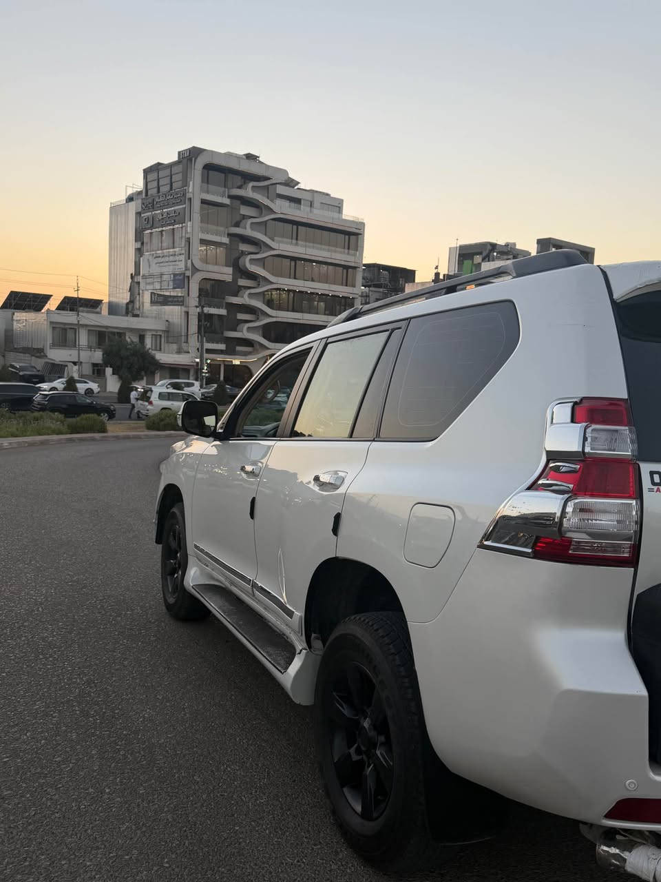 Toyota prado 2014
مواسەفاتی TX.L
بێ بۆیاخ سۆنەریم داناوە تەنها کەمێک ساردی هەیە 
نمونەیە لە جوانی تەنها ١٠٩ هەزار ڕۆشتوە 
گێڕ و مەکینە کارەبای و تەبریدی بە شەرت 
سەنەوی تا ٢٠٢٩ تازەیە دینارێک مەسروفی نیە 
دەعامی بۆ دەعامی بە شەرت سێعری ٢٥٨ گەڵاو مەعمەلە سەیارەکە لە سلێمانیە 
***********ڤایبەر و وەتسئەپی لەسەرە...سپاس بۆ ئەدمینی بەڕێز السليمانية, العراق
