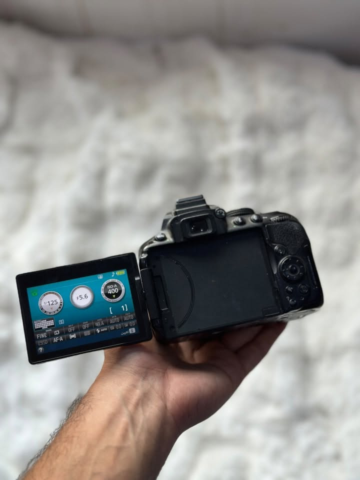 كاميرا Nikon D5300 بحالة ممتازة، مناسبة للمبتدئين والمحترفين للتصوير الفوتوغرافي والفيديو.

* دقة عالية 24 ميگابكسل تعطي صور واضحة جداً
* تصوير فيديو Full HD 1080p بجودة احترافية
* شاشة متحركة (قابلة للدوران) تسهّل التصوير من كل الزوايا
* تركيز تلقائي قوي 39 نقطة فوكس
* تصوير مستمر سريع
* تدعم Wi-Fi لنقل الصور مباشرة للموبايل
* بطارية تدوم لفترة جيدة

العدسة 18-55 mm

مهم جداً
(((
نقص فقط القطعة المؤشر عليها بالصورة ، ما تأثر بالتصوير نهائياً والكيبل ايضا تستبدله بالنقل عن طريق الوايفاي
يجي وياها بيت رام و رام للتصوير 
جنطة للكاميرا ايضاً
و الشاحنة الخاصة بيها

السعر 250 فقط
ومتوفر توصيل لجميع المحافظات 
))))

الكاميرا خفيفة وسهلة الاستخدام، مناسبة للتصوير اليومي، السفر، وصناعة المحتوى

صورة الساعة الاخيرة مصورة بالكاميرا نفسها لضمان جودة التصوير  

للشراء تواصل واتس 
***********
