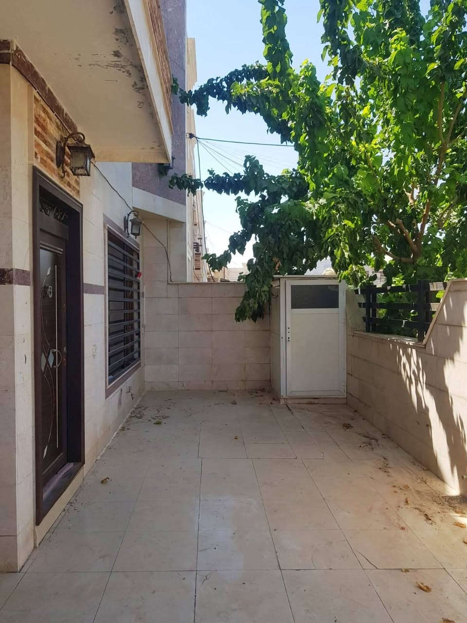 🏡بيت200متر فارغ للإيجارالدائمي🏡
/أربيل/شارع100/المربع الذهبي/
/بارك32/جانب فندق رمادا/
للتواصل واتس***********  
/مساحة200متر/4غرف/طابقين/
/سباليت/مبردات/كاونتر وطباخ/
/حديقة/كراج/غرف ماستر/بلكون/
