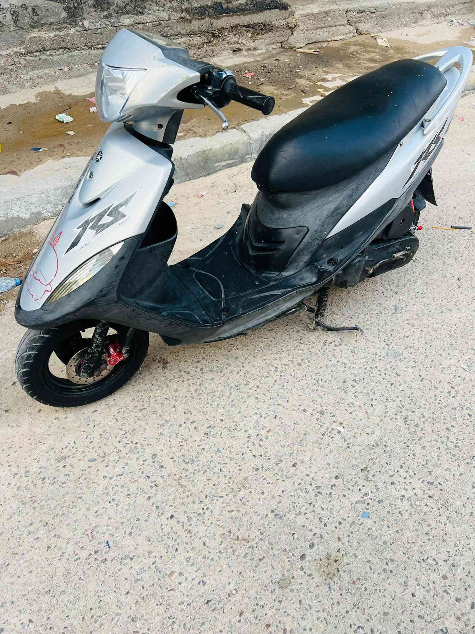 سلام عليكم دراجة ماكس عدله رمبة توني ماخذها كلشي بيها شغال سلف هندر وكل الكهربائيات شغالة كلشي بلاد 
 المحرك مكينة ناعمة وكله بلاد مو مجمعة ولا مفتوحة.
 النظافة الدراجة أخت الجديدة بدون أي نواقص شغّل وتوكل على الله.
 المكان البصرة - الأمن الداخلي. 
***********
