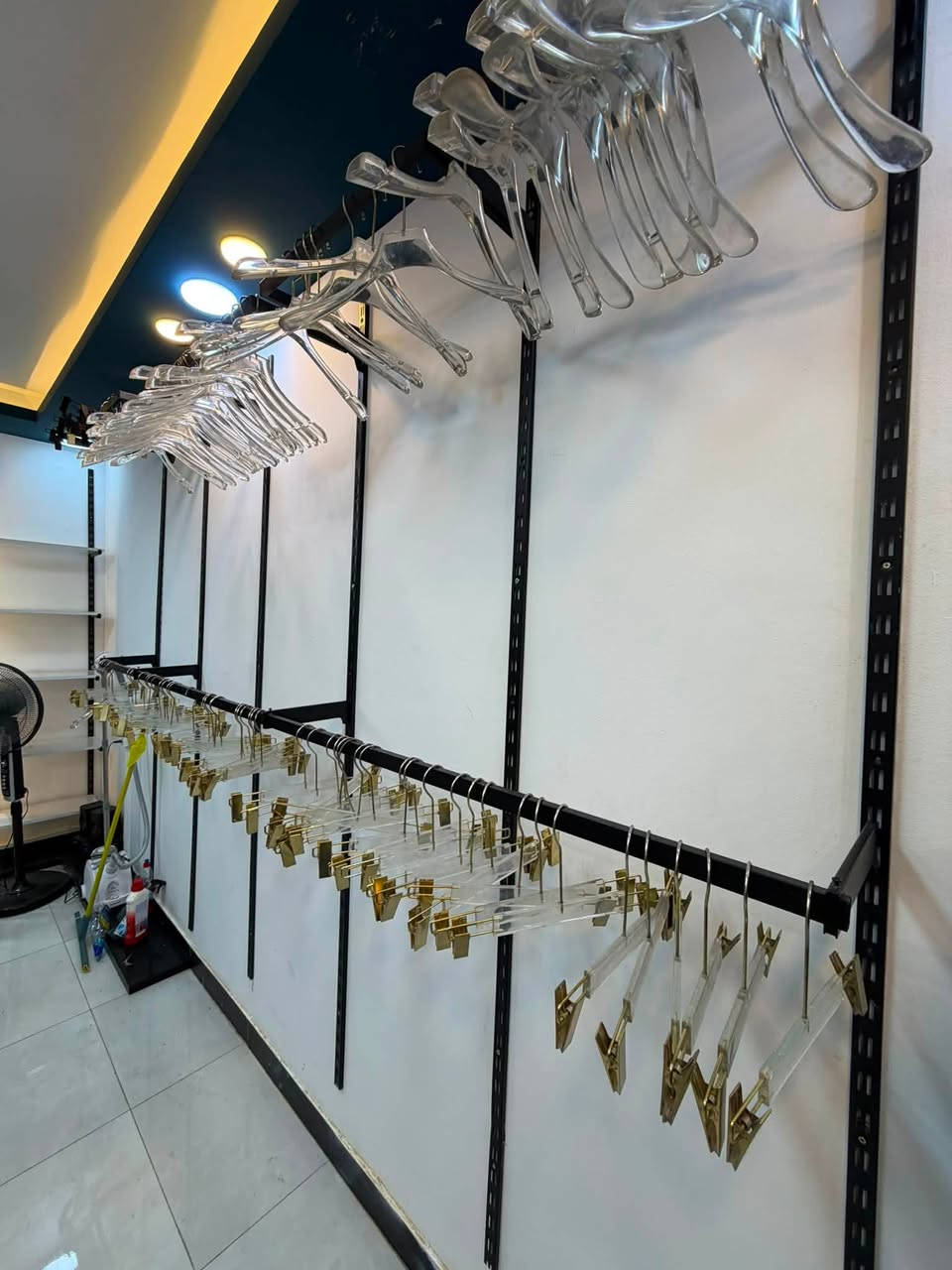 تعاليك اكرلك ٢٧٠ تعلاكة
ملكانات اسود ٥
تعاليك نايلون اسود + ذهبي ٢٥٠ تعلاكة  
ستانات ٢
بغداد ***********
