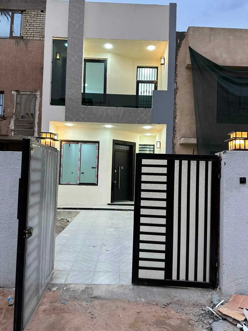 السلام عليكم بيت للبيع مساحه 82متر واجها 5ونص مدخلين استقبال مطبخ غرفه خدمات منور طابق ثاني غرفتين وخدمات طابق الثالث سطحين بناء 2025وبي تشجير 50متر السيديه قرب جامع الصديق من جهت التشجير للاستفسار ***********غير متواجد ع فيس
