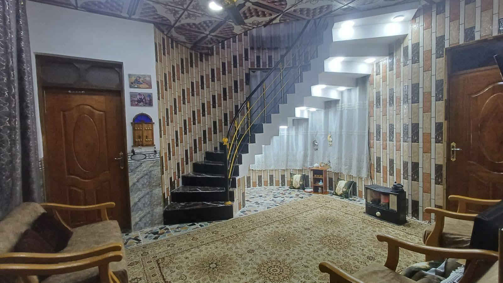 سلام عليكم بيت للبيع في الفلوجه الشهداء قرب جامع المرسلين المساحه 125 واجهة 10 ونزال 12 ونص صاير بطحي يحتوي علا اربع غرف نوم وصالتين وستغبال ومطبخ حار وبارد وكراج بيت خير من الله بيت جاهز من كلشي 
طابو صرف سند بسم شخص واحد تحويل مباشر ركن 
علا شارعين تبليط خدمات كامله مي كهربه تبليط مجاري السعر 140 وبي مجال للستفسار 
(‏‪***********‬‏) ***********
