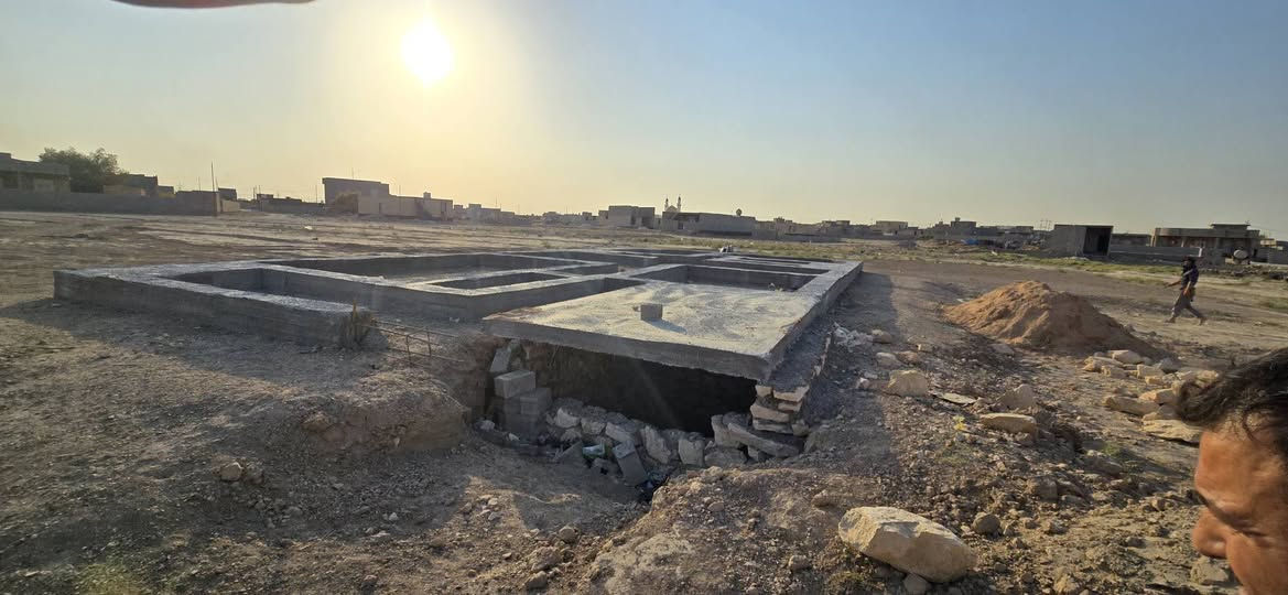 بسم الله الرحمن الرحيم ؟ قطعة ارض للبيع المساحه ٢٠٠ متر زراعي المكان الحميره قرب مدرسة الرشيديه القطعه مدفونه ومئسسه ومصبوب الخزان كامله من كلشي بس تجي كبل تبني ولتفاصيل مذكوره بلفديو السعر ٢٢ مليون وبيها مجاى كلش قليل للستفسار اتصل علا الرقم المذكور *********** غير متوجد علفيس
