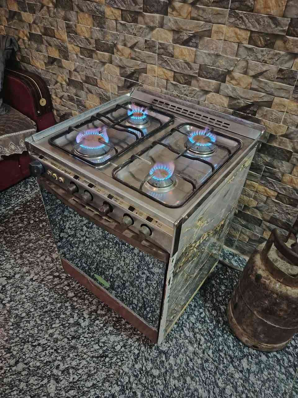 السلام عليكم طباخ مصري كريازي للبيع اربع مشاعل نضيف جدا تجي تفحص وتاخذ السعر 130 العنوان بابل مركز هاتف ***********

